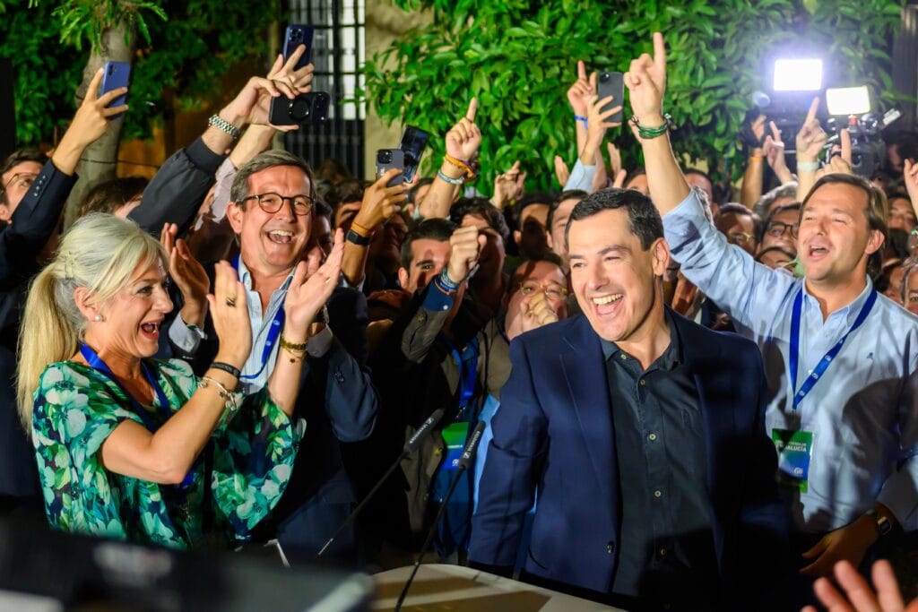 Resultados y reacciones políticas tras las elecciones de Andalucía en directo | El PP celebra la victoria: “No sacamos matrícula de honor, pero sí sobresaliente”