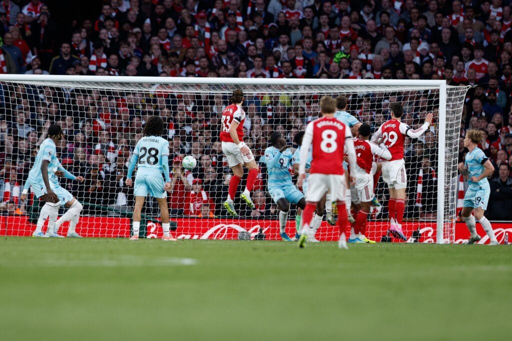 El Arsenal acaricia la Premier tras imponerse al Burnley