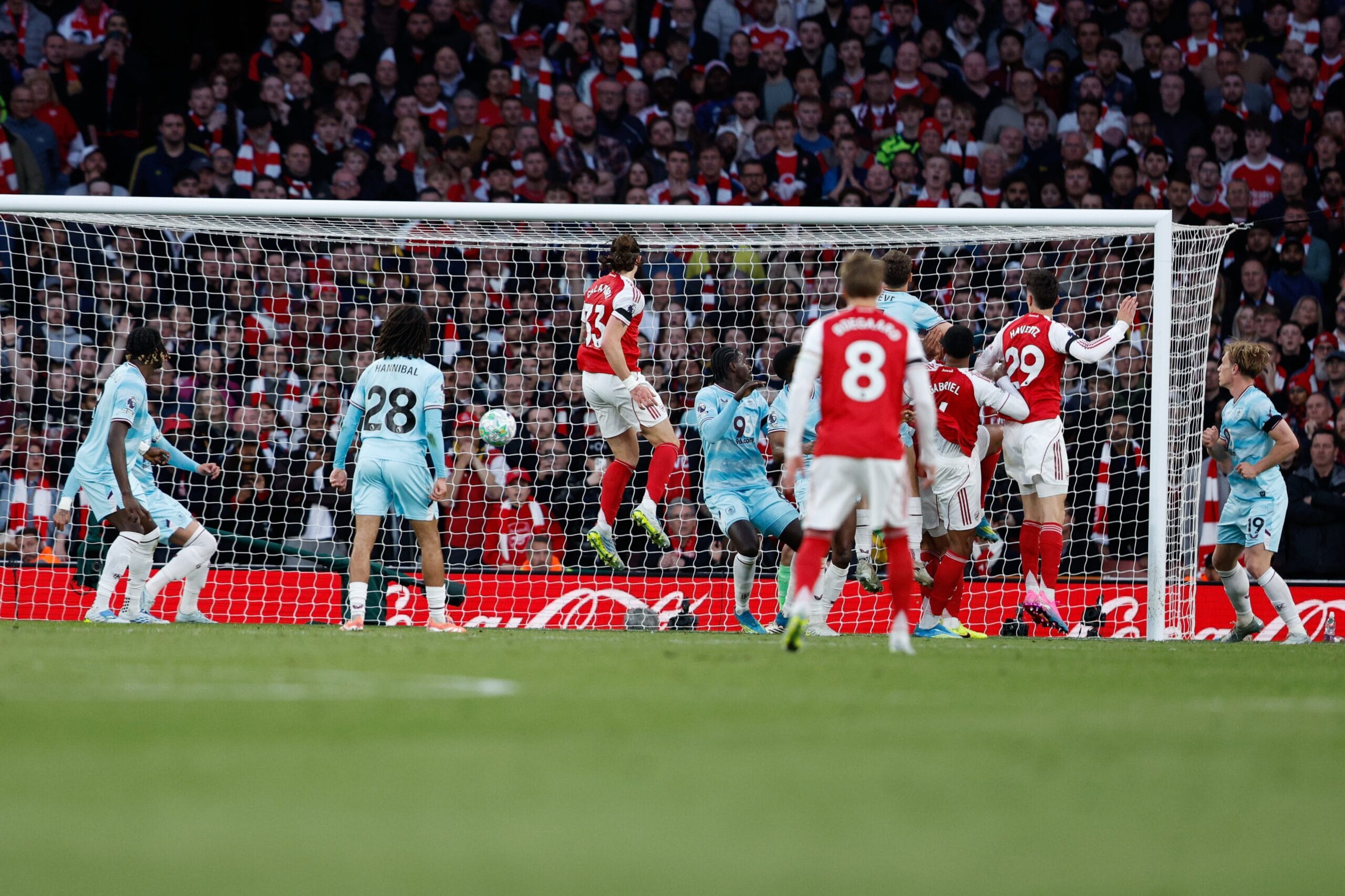 El Arsenal acaricia la Premier tras imponerse al Burnley