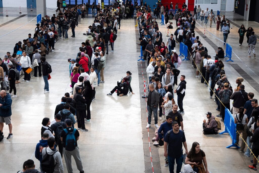 Largas colas el pasado 20 de abril en La Farga de L'Hospitalet (Barcelona) para pedir la regularización.