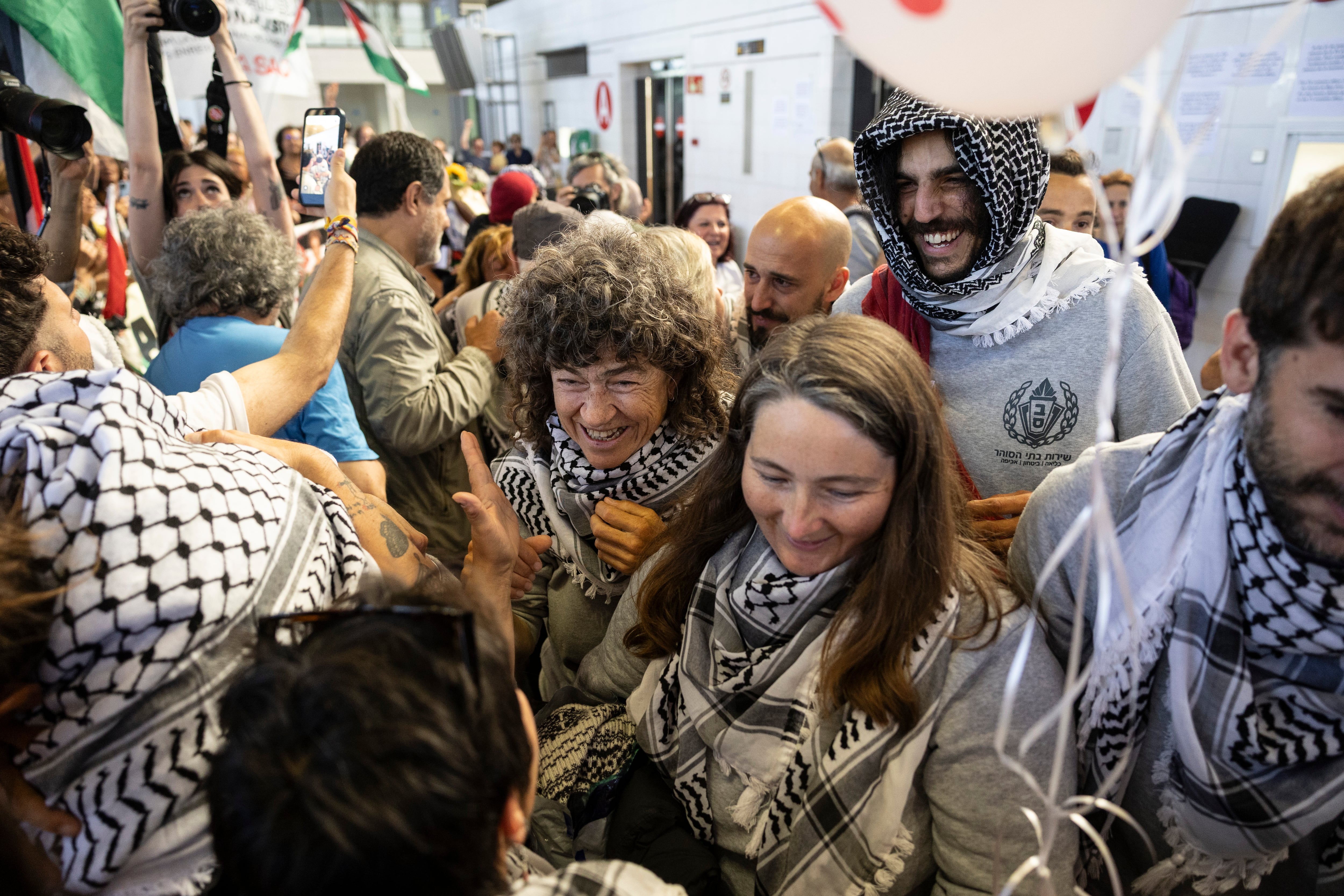 Llegada de los participantes de la Global Sumud Flotilla al aeropuerto de Barcelona, este sábado.