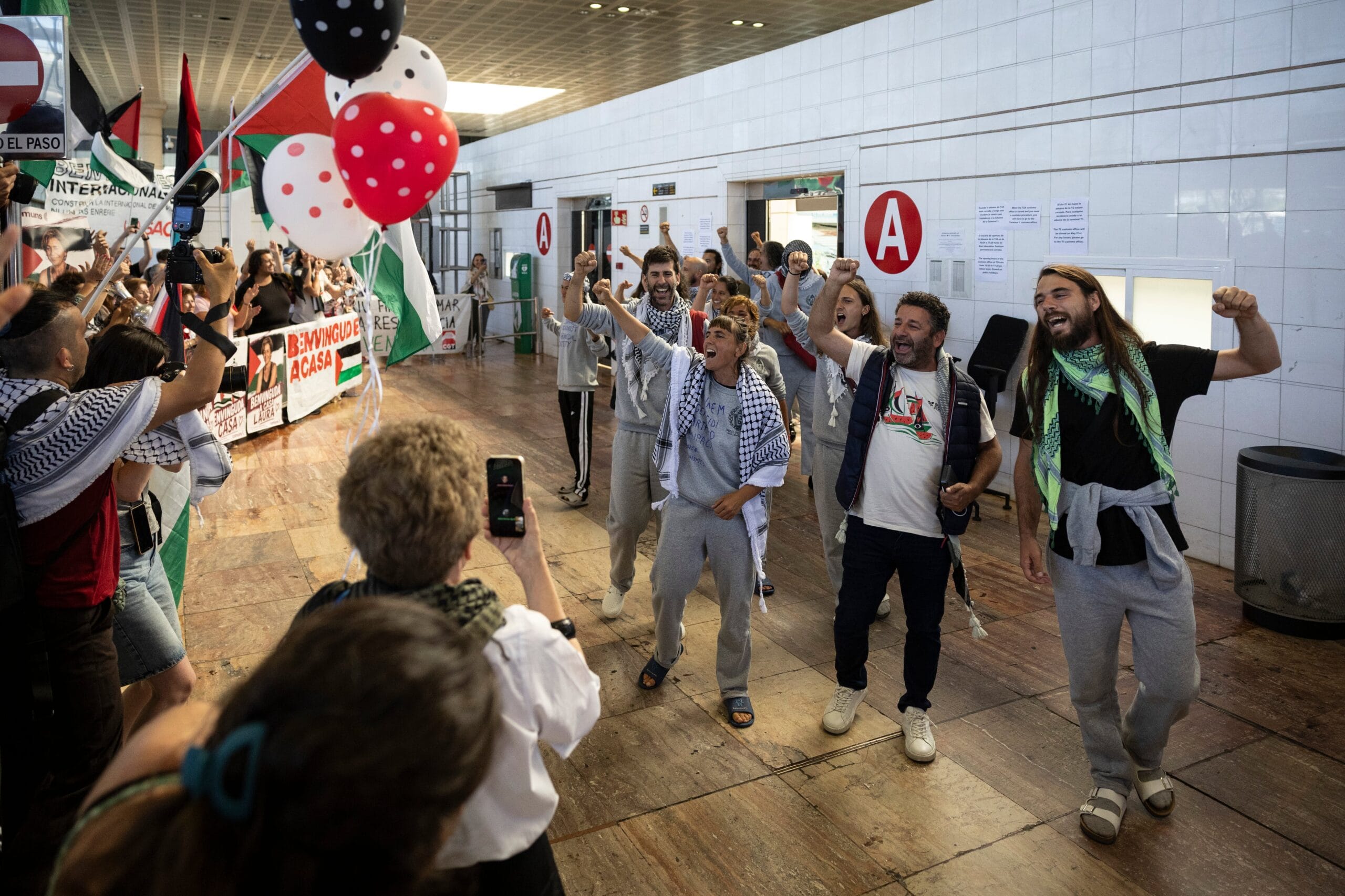 Llegada de los activistas de la Global Sumud Flotilla a aeropuerto de El Prat.