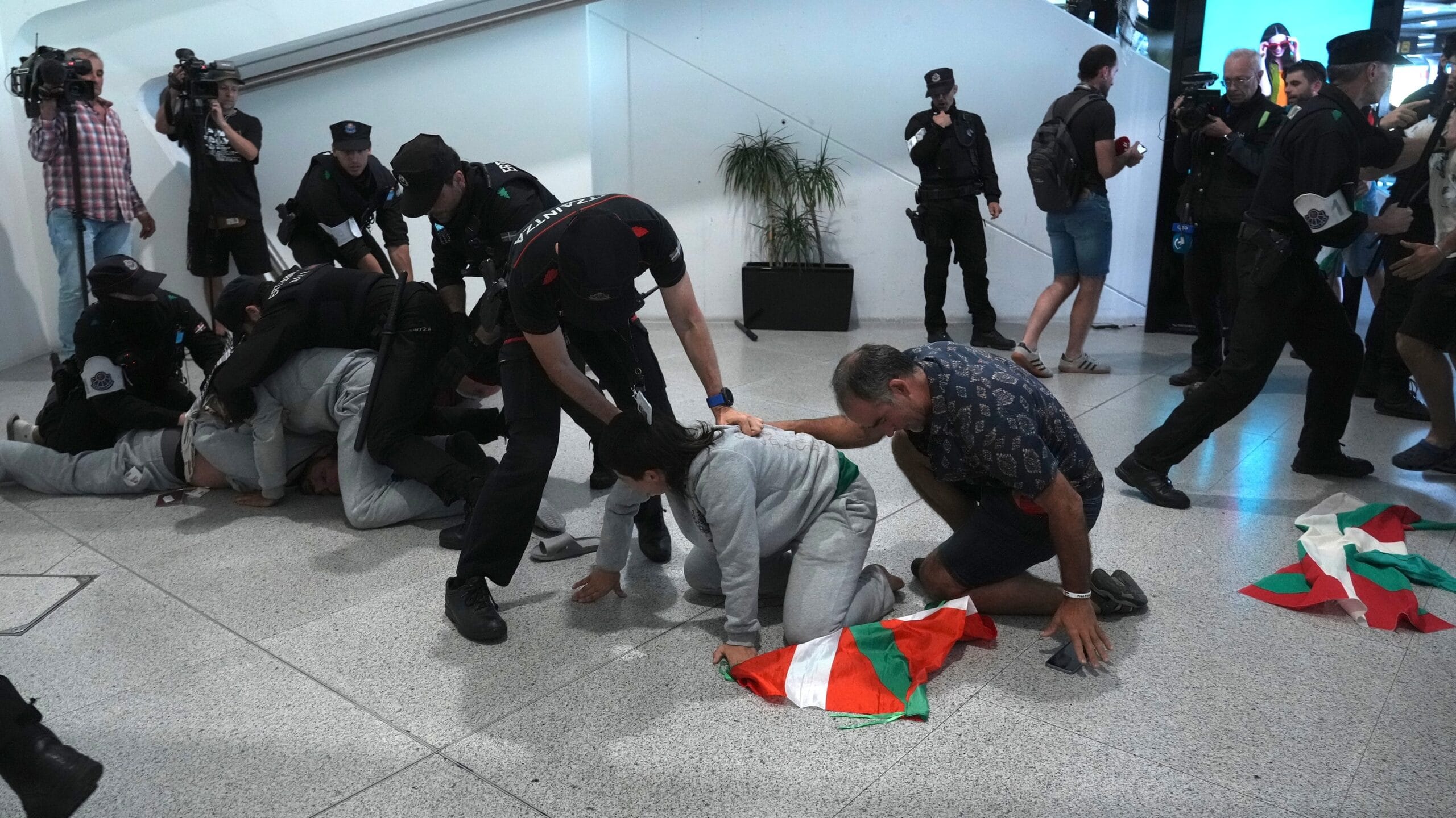 El consejero de Seguridad vasco “lamenta” las cargas de la Ertzaintza a activistas de la Flotilla, pero habla de “provocaciones”