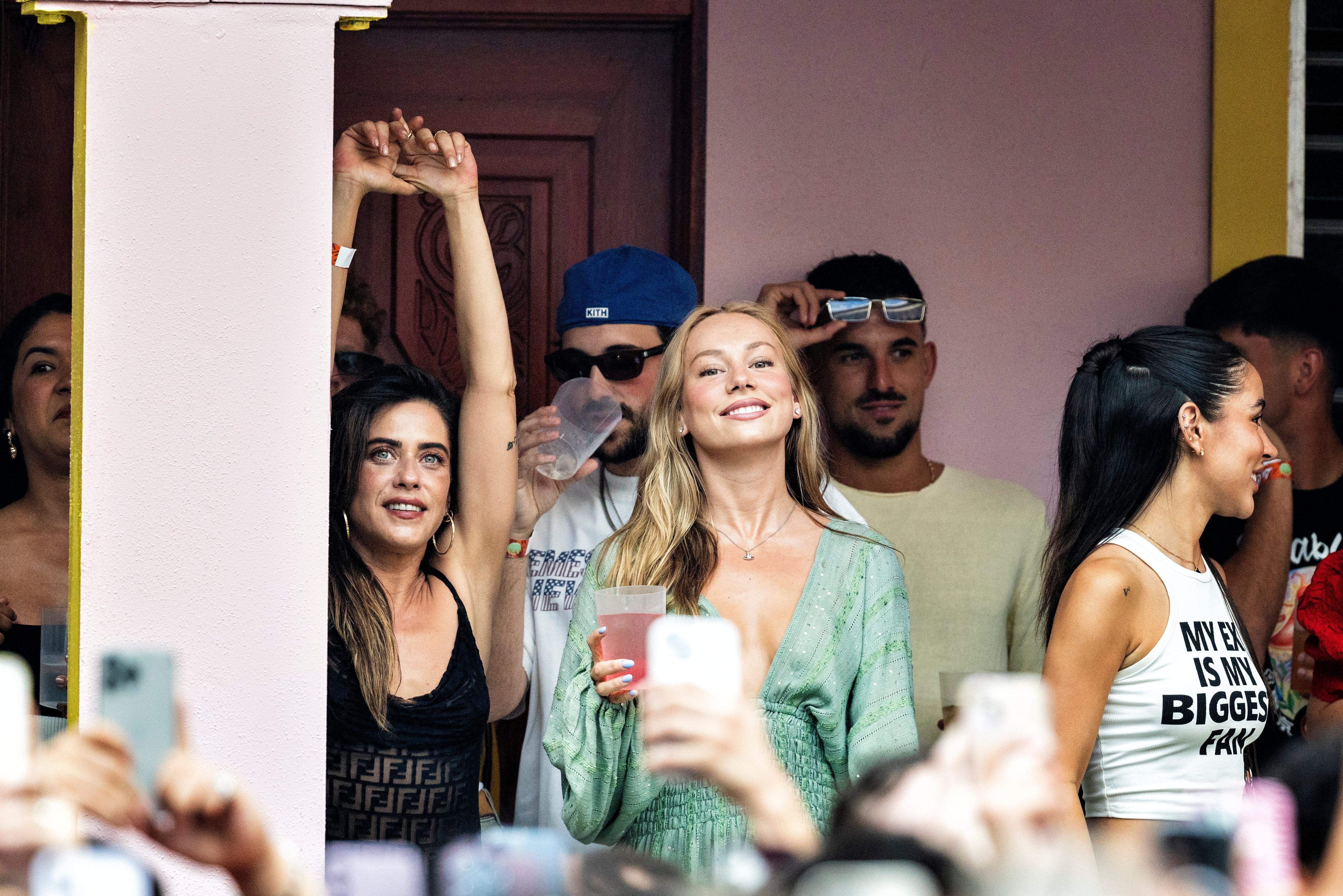 Las actrices María León y Ester Expósito, en el escenario la Casita, durante el concierto de Bad Bunny en el estadio Metropolitano de Madrid.