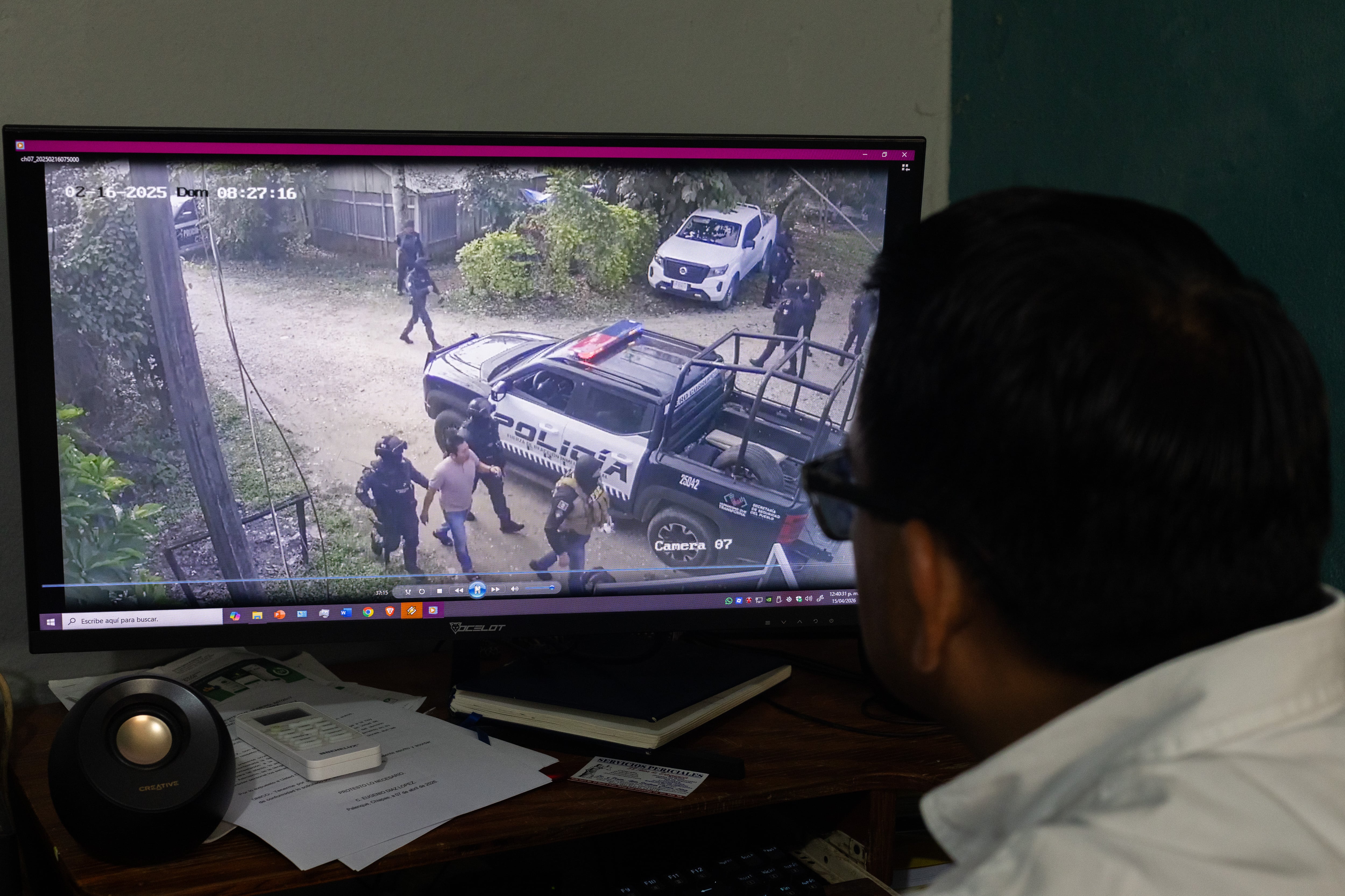 El abogado Rufino Gómez muestra un video donde policías de Chiapas realizan el operativo en Lacanjá para detener a 20 supuestos colaboradores del Cabra, no en la carretera como aseguró la Fiscalía local.