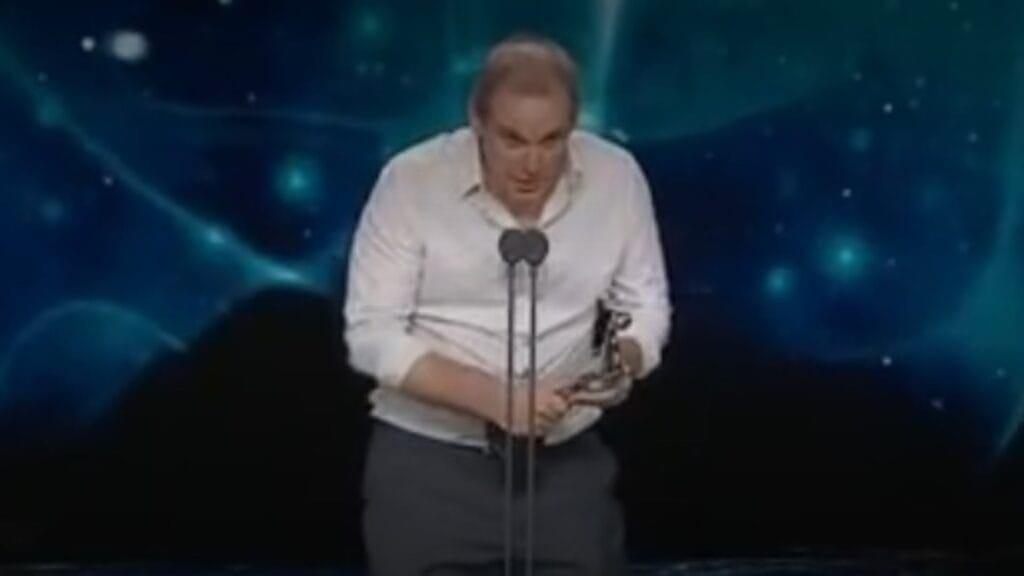 Premios Platino Xcaret gana su primer estatuilla de la noche. (Captura de video)