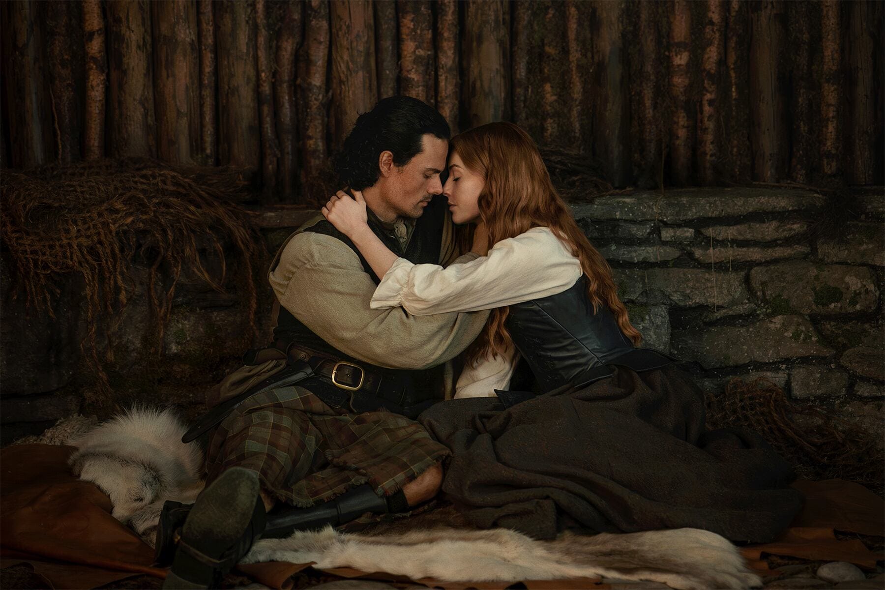 Jamie Roy y Harriet Slater, en la segunda temporada de 'Outlander: sangre de mi sangre'.