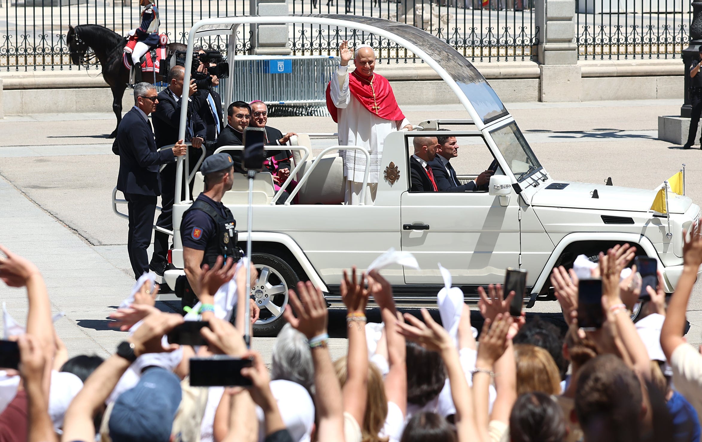 Visita del papa León XIV, en directo | Un grupo de fieles espera la llegada de León XIV a un centro de Cáritas: “Este Papa significa la apertura de la Iglesia”