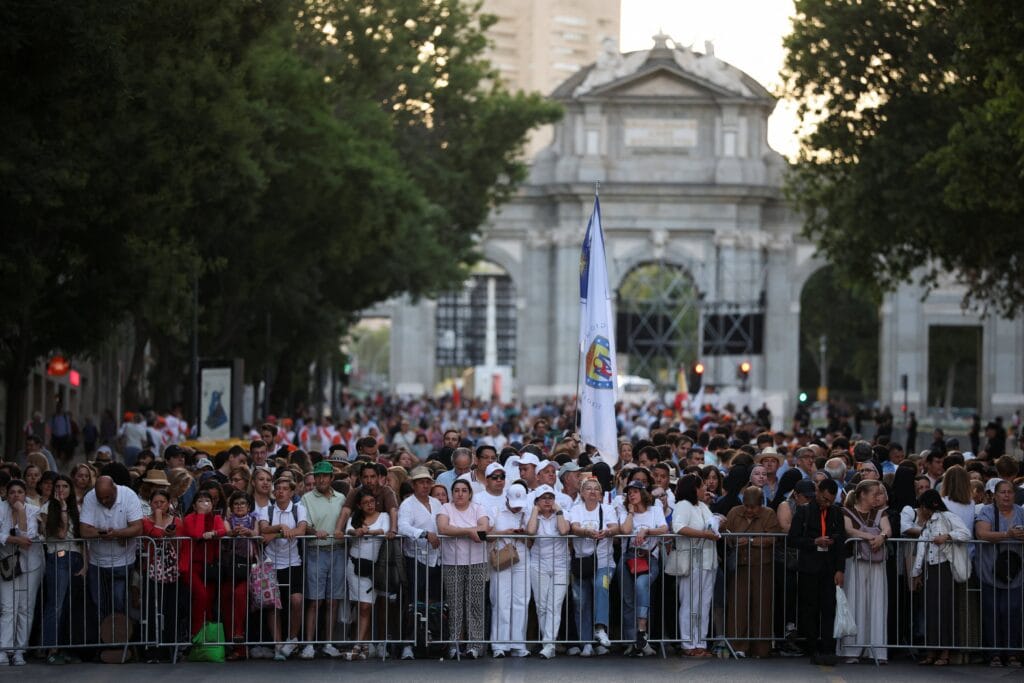 Visita del Papa León XIV, en directo | Miles de personas se congregan en Cibeles para la misa del Papa