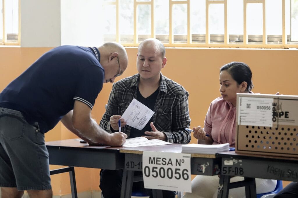 Resultados de las elecciones en Perú, en vivo | Los sondeos a pie de urna pronostican un empate entre Keiko Fujimori (50,7%) y Roberto Sánchez (49,3%)