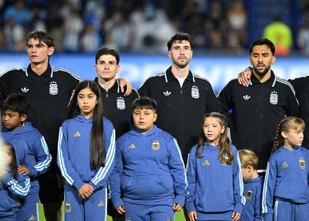 Marcos Senesi junto con Nico Paz, Julián Álvarez y Nico González durante el amistoso de Argentina contra Mauritania en la Bombonera antes del Mundial (Foto: Reuters/Rodrigo Valle)