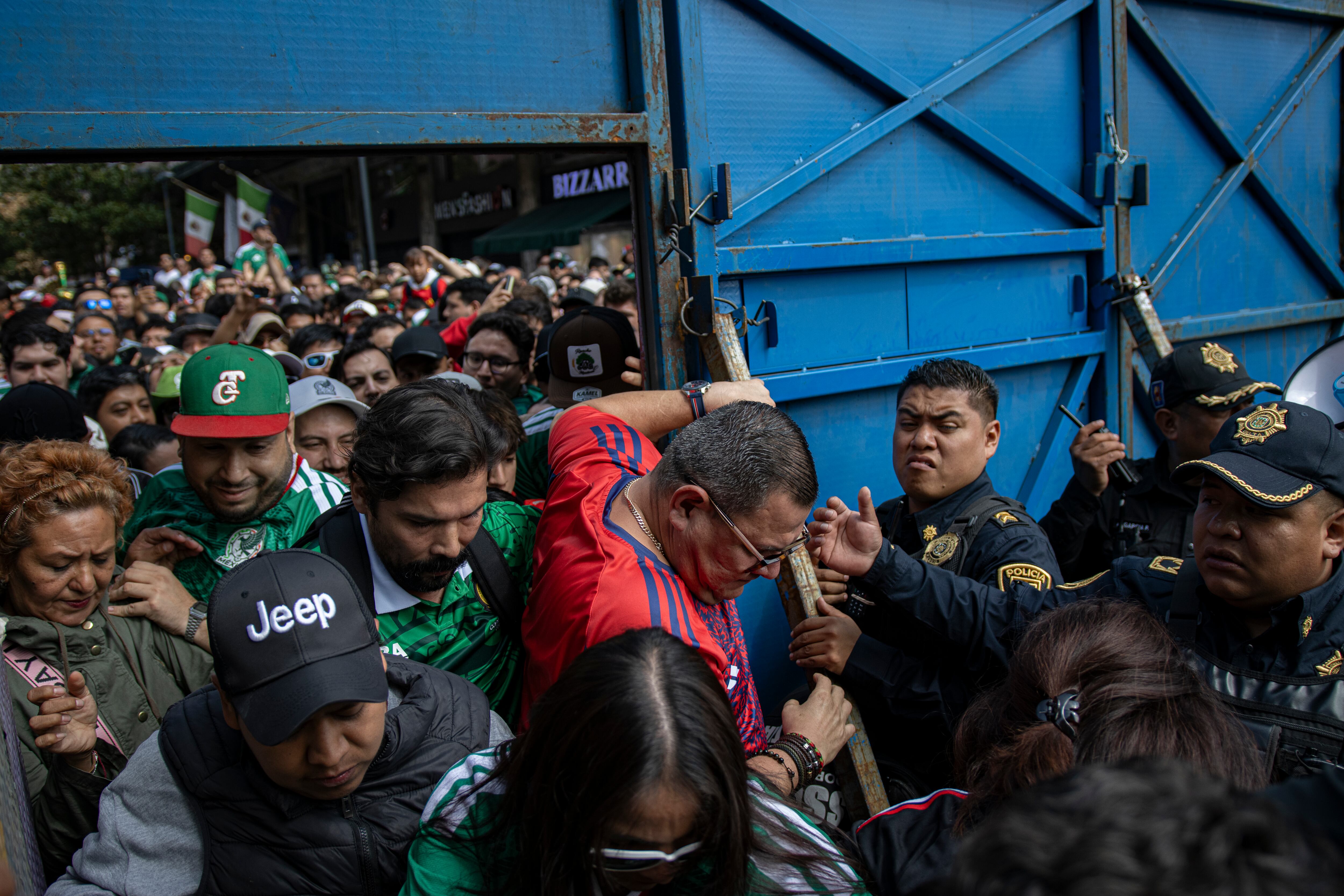 Portazo en el Fan Fest del Zócalo capitalino, esta mañana.