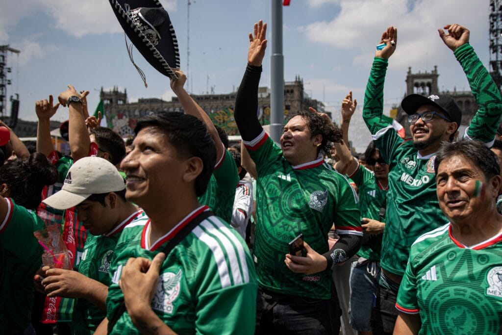 Fanáticos asisten al FIFA Fan Fest del Zócalo Capitalino, este jueves.
