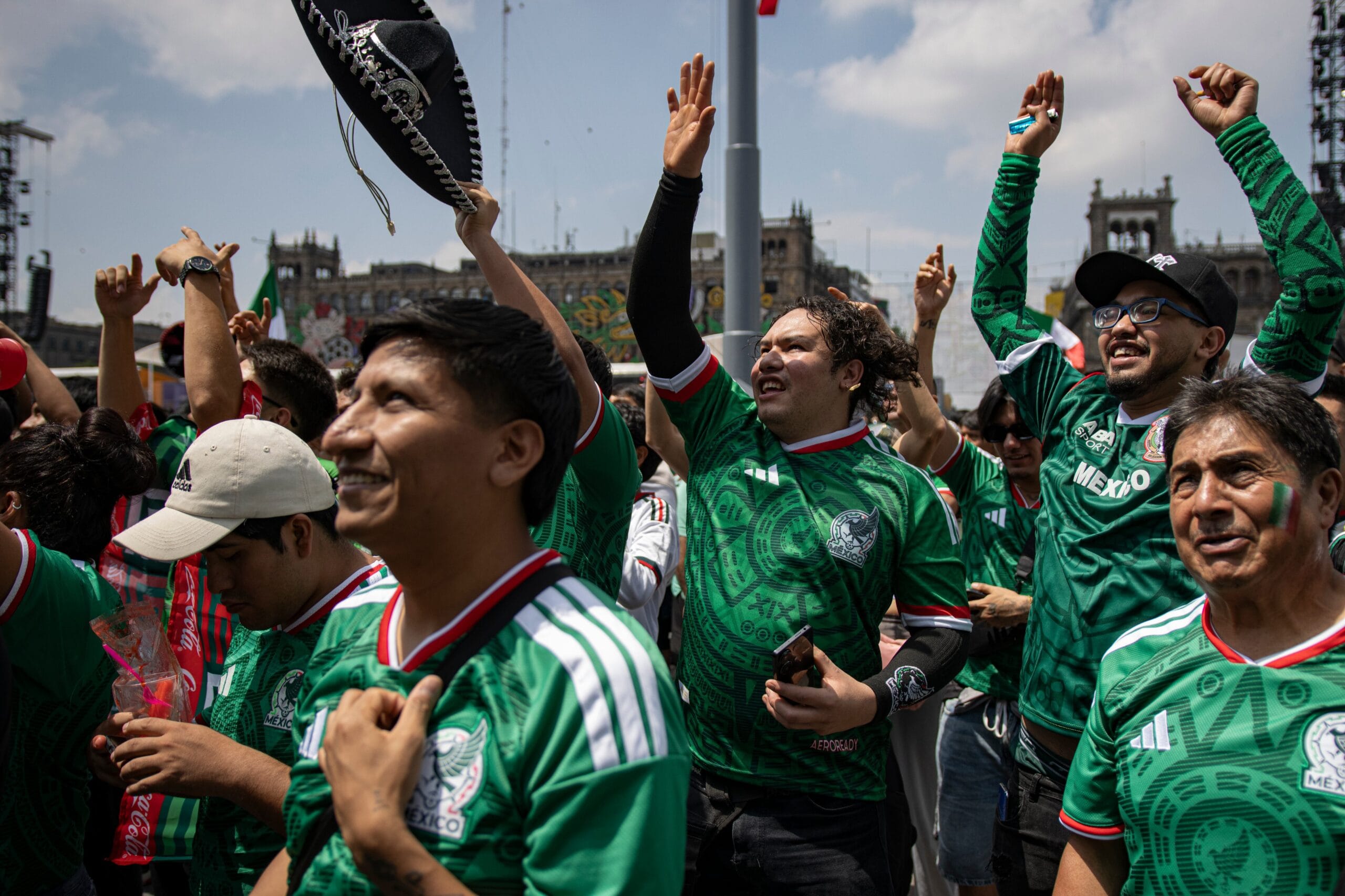 Fanáticos asisten al FIFA Fan Fest del Zócalo Capitalino, este jueves.