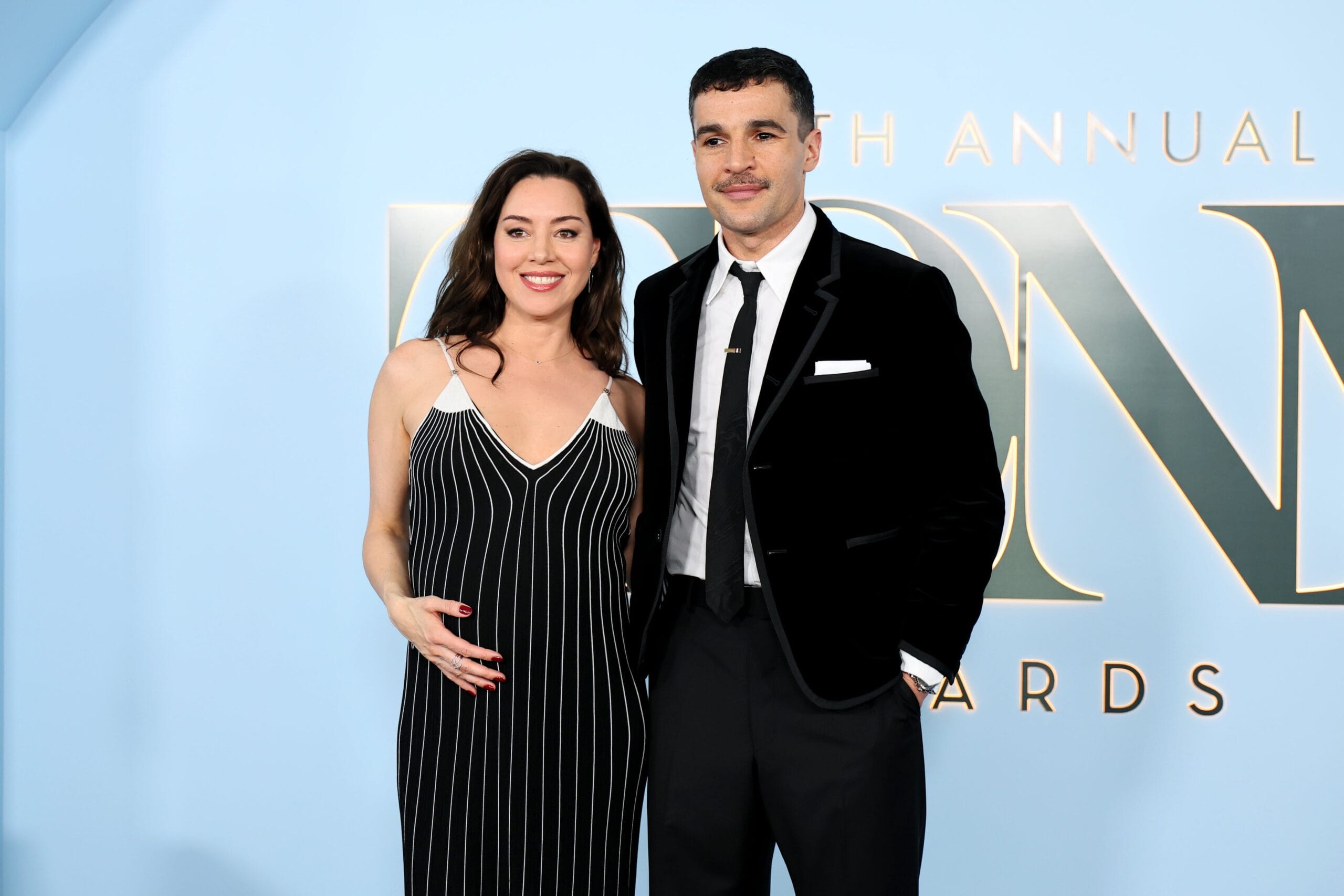 Aubrey Plaza luce embarazada de su novio un año y cuatro meses tras la muerte de su marido: el juicio social sigue siendo implacable