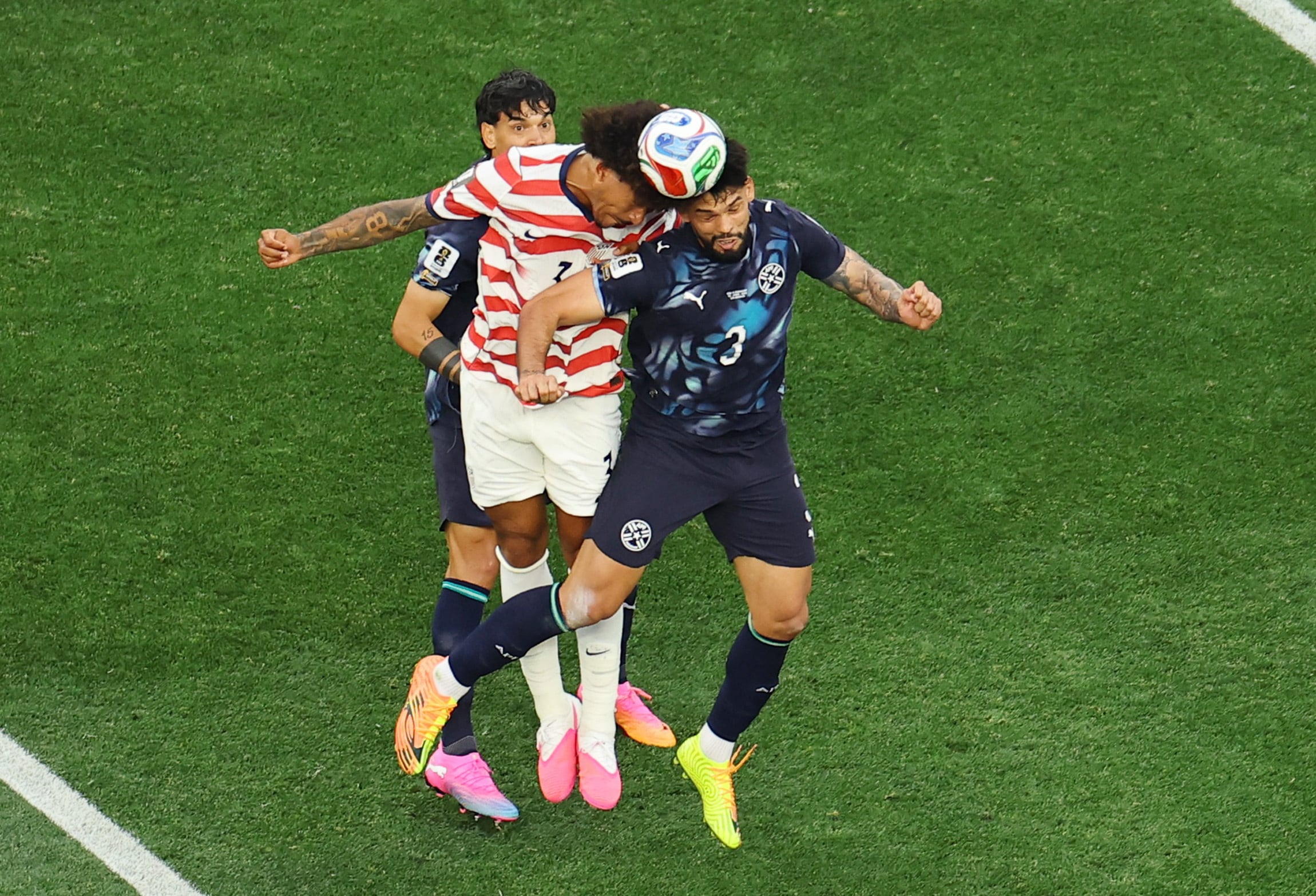 Chris Richards casi se estrena en el partido al rematar con la testa. REUTERS/Daniel Cole