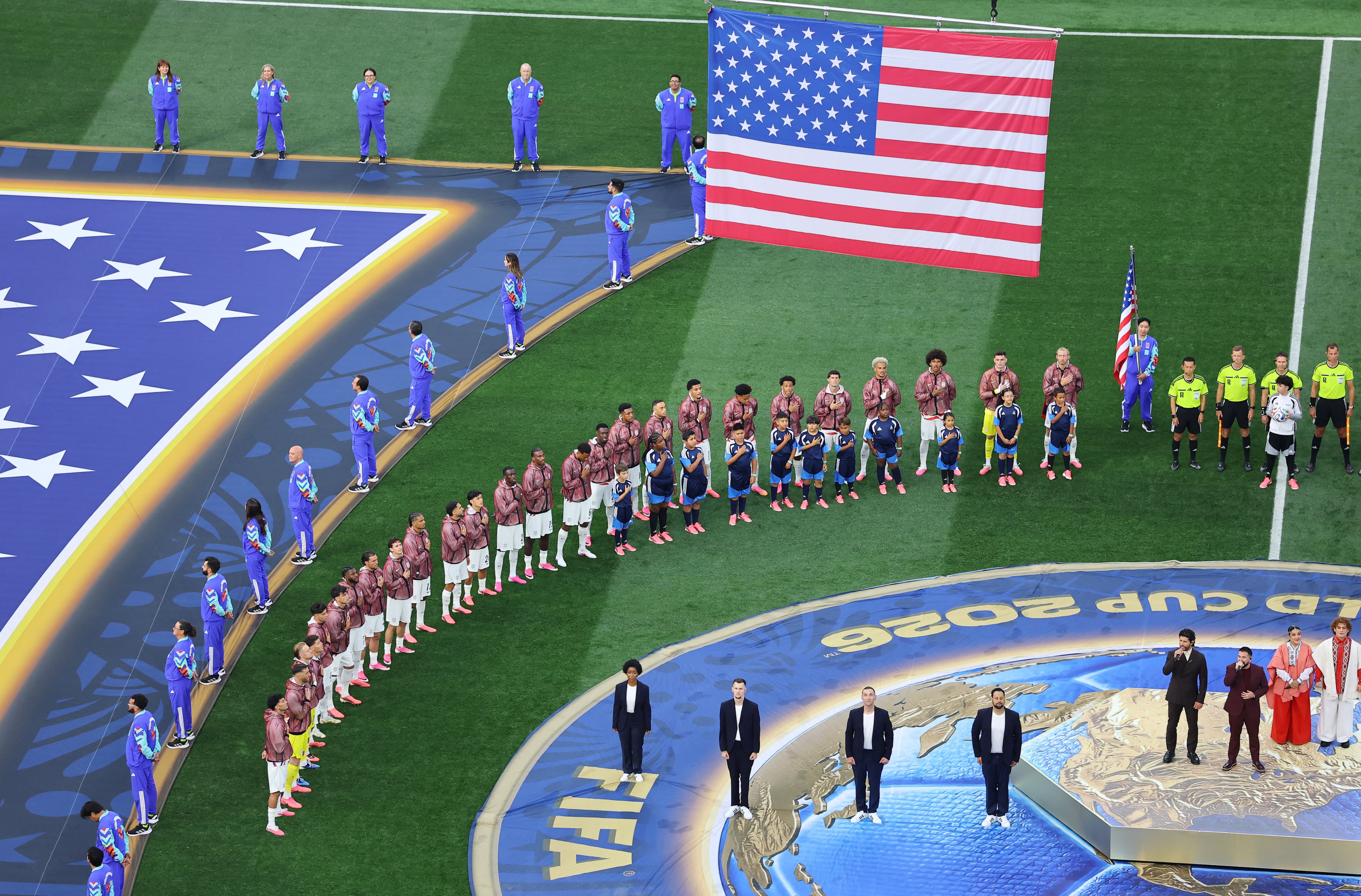 Estados Unidos canta el himno previo al duelo contra Paraguay. REUTERS/Daniel Cole