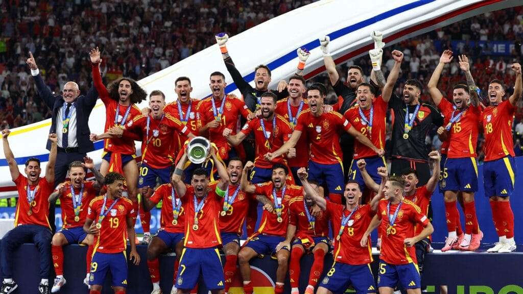 España, en el momento de levantar el trofeo de la última Eurocopa
