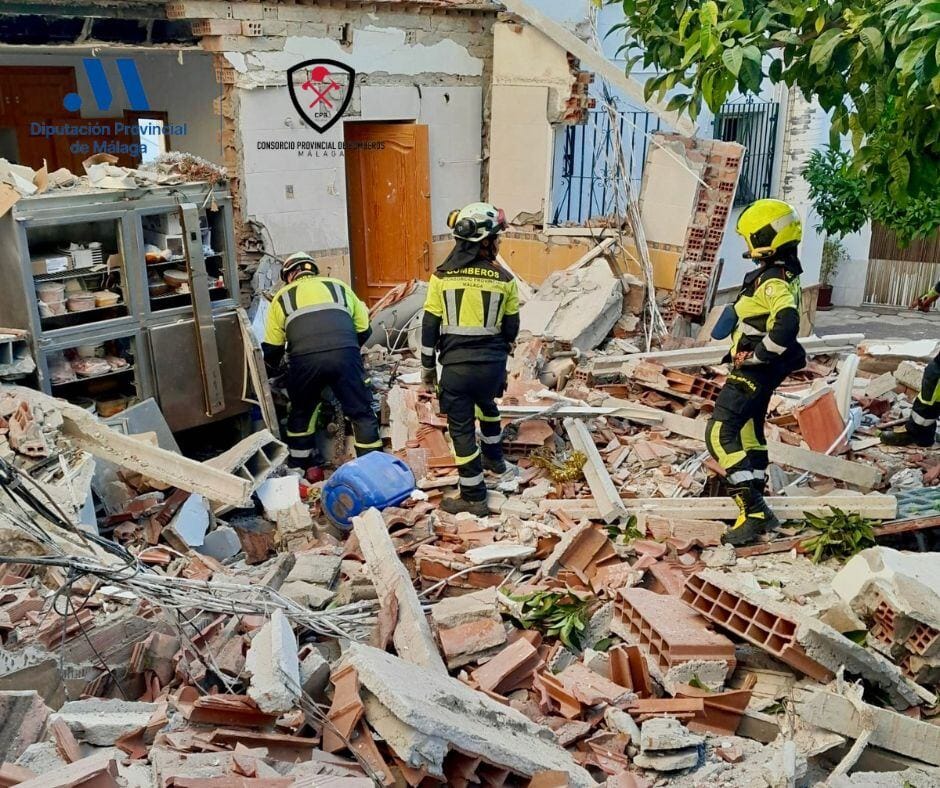 La explosión de una bombona en el almacén de un restaurante de Sayalonga, Málaga, causa ocho heridos y el derrumbe de una planta