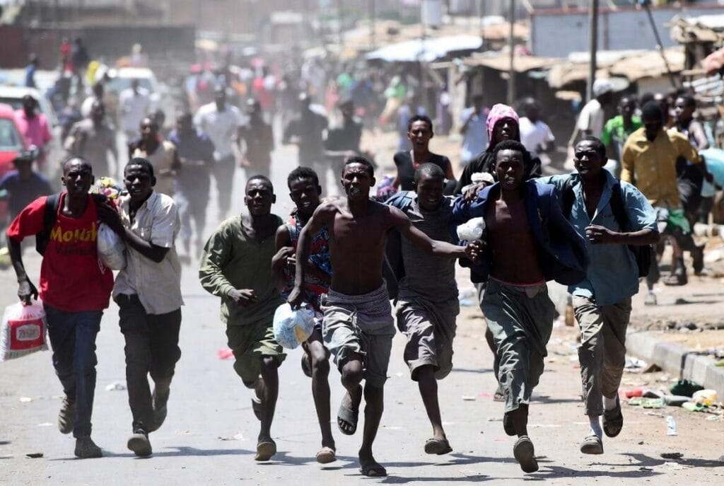 Migrantes africanos con raíces en Sudáfrica huyen de violencia xenófoba