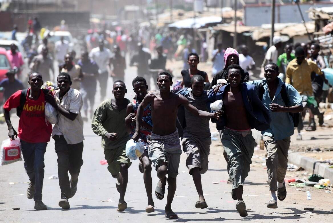 Migrantes africanos con raíces en Sudáfrica huyen de violencia xenófoba