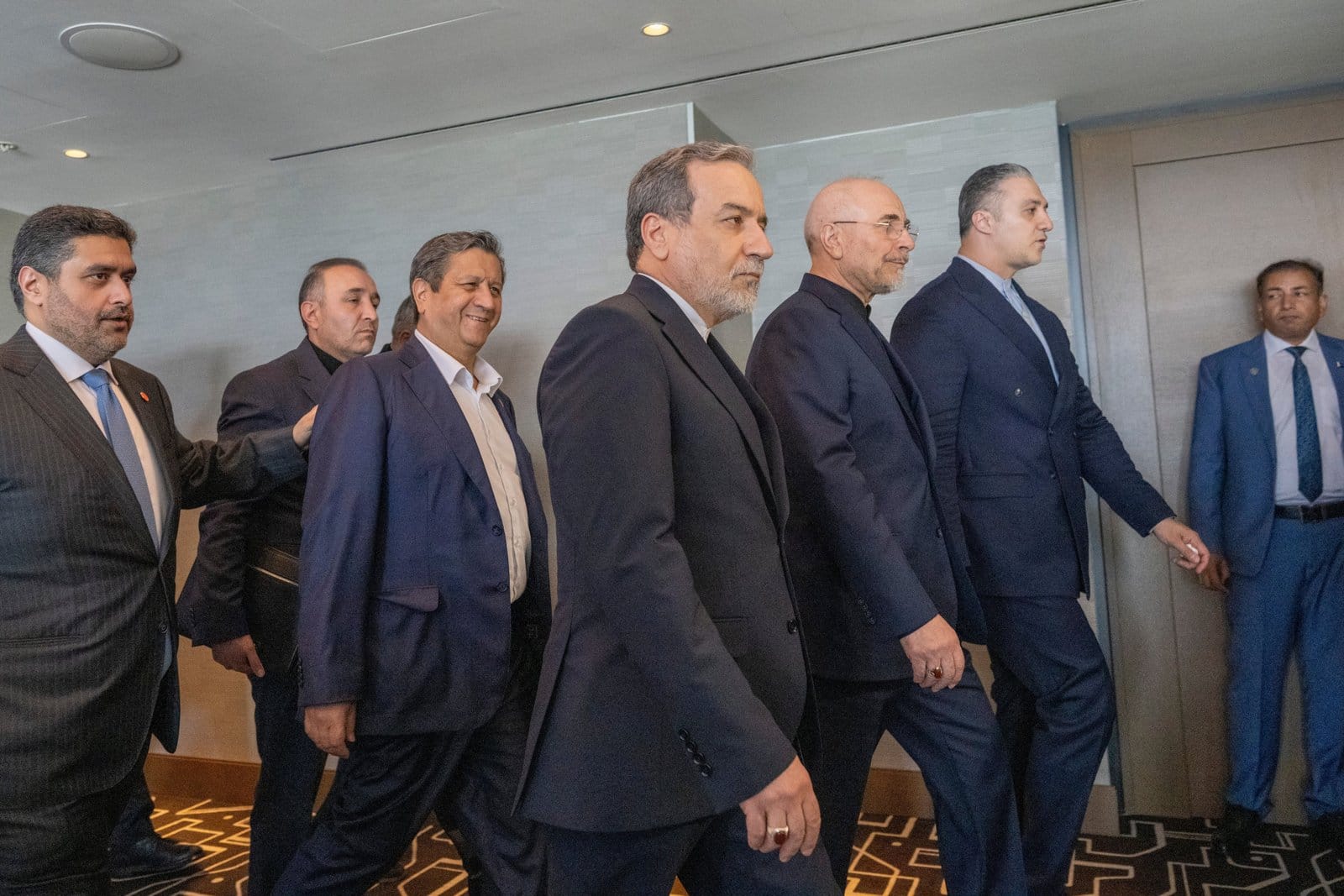 El canciller iraní, Seyyed Abbas Araghchi (tercero por la derecha), y el presidente del Parlamento, Mohammad Bagher Ghalibaf (segundo por la derecha), junto a la delegación de Irán en la Cumbre del Lago de Lucerna, en el complejo de Bürgenstock. (Urs Flueeler, Pool Foto via AP)