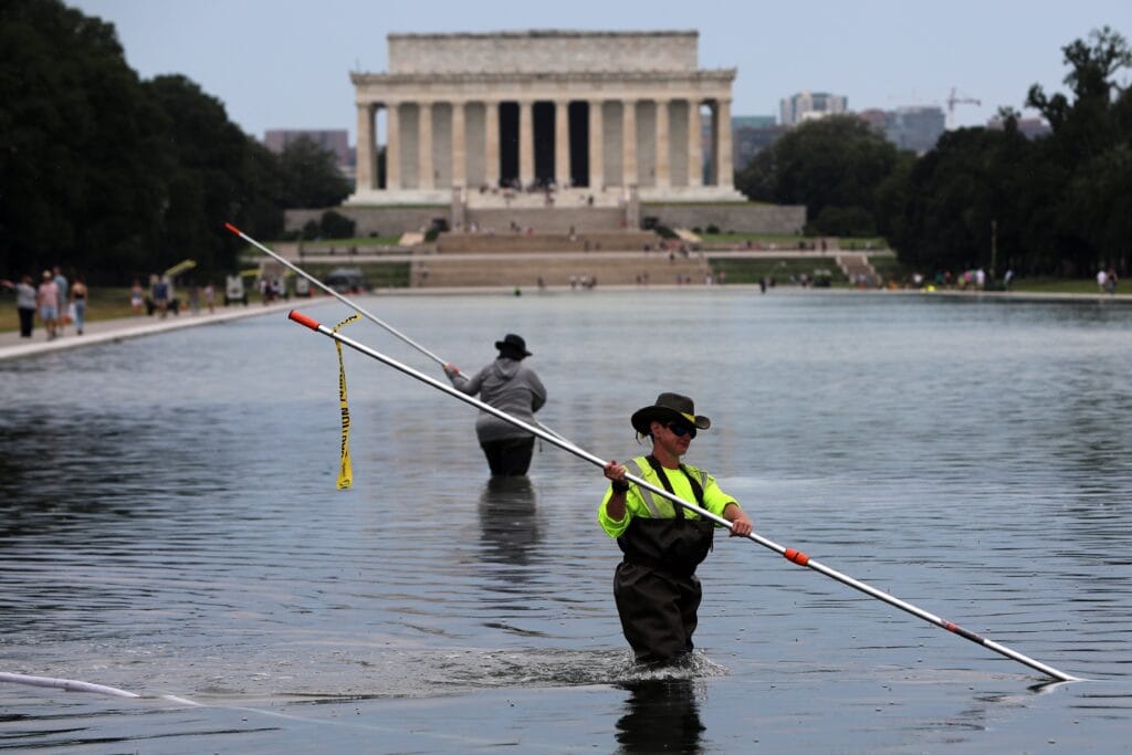 “Vándalos” y amenazas de hasta 10 años de cárcel: Trump desvía la culpa por el fracaso de la piscina reflectante del Monumento a Lincoln