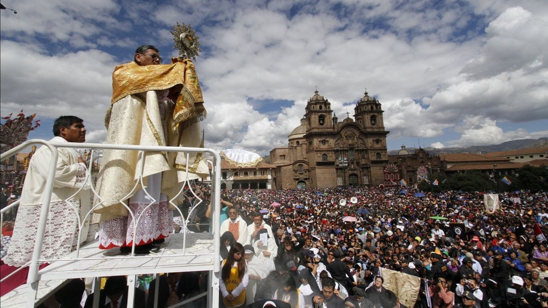 La festividad del Corpus Christi muestra el profundo fervor religioso y cultural que caracteriza a la región andina del Cusco, con desfiles solemnes y una rica oferta gastronómica. - Crédito Andina