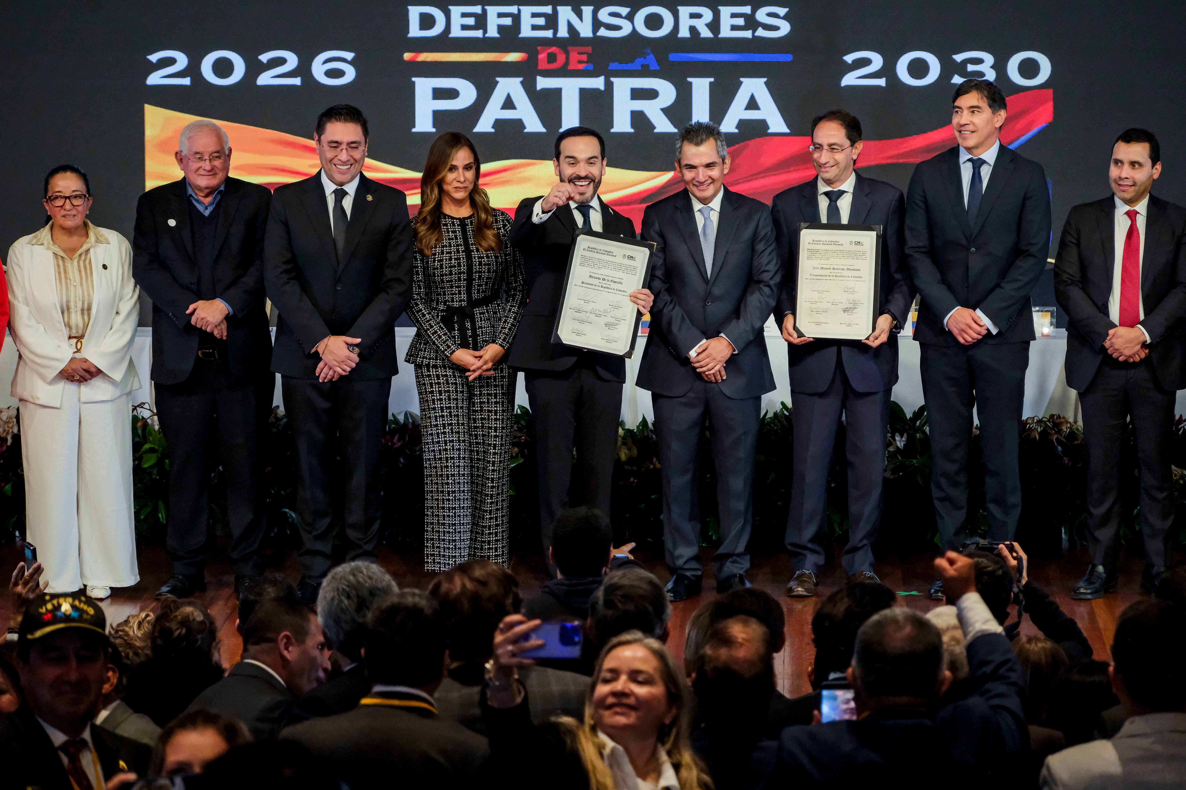Entrega de credenciales de presidente y vicepresidente, este jueves.