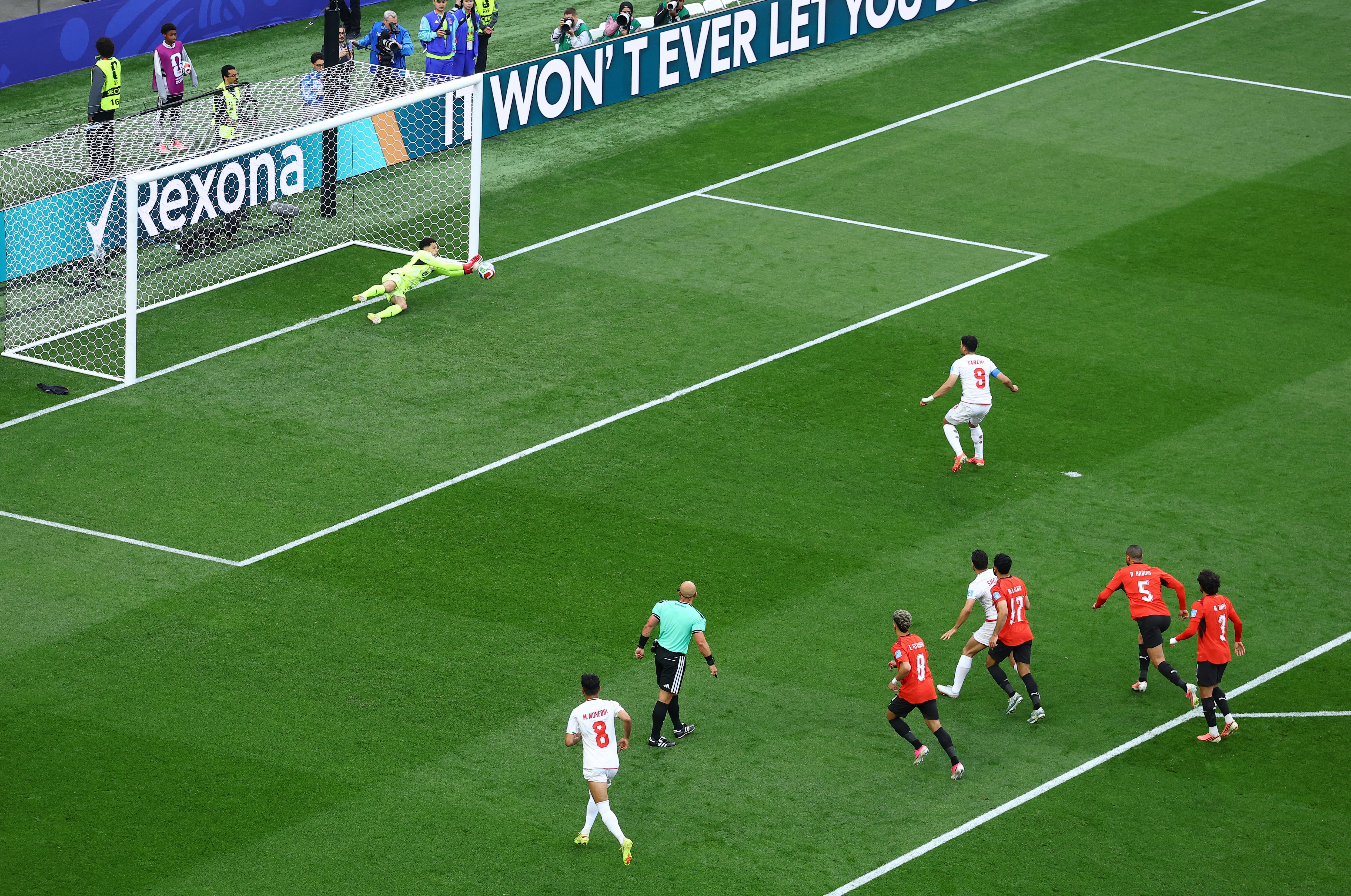Mehdi Taremi no pudo marcar el empate para Irán. Mostafa Shoubir adivinó su remate y salvó a Egipto - Crédito: Reuters.