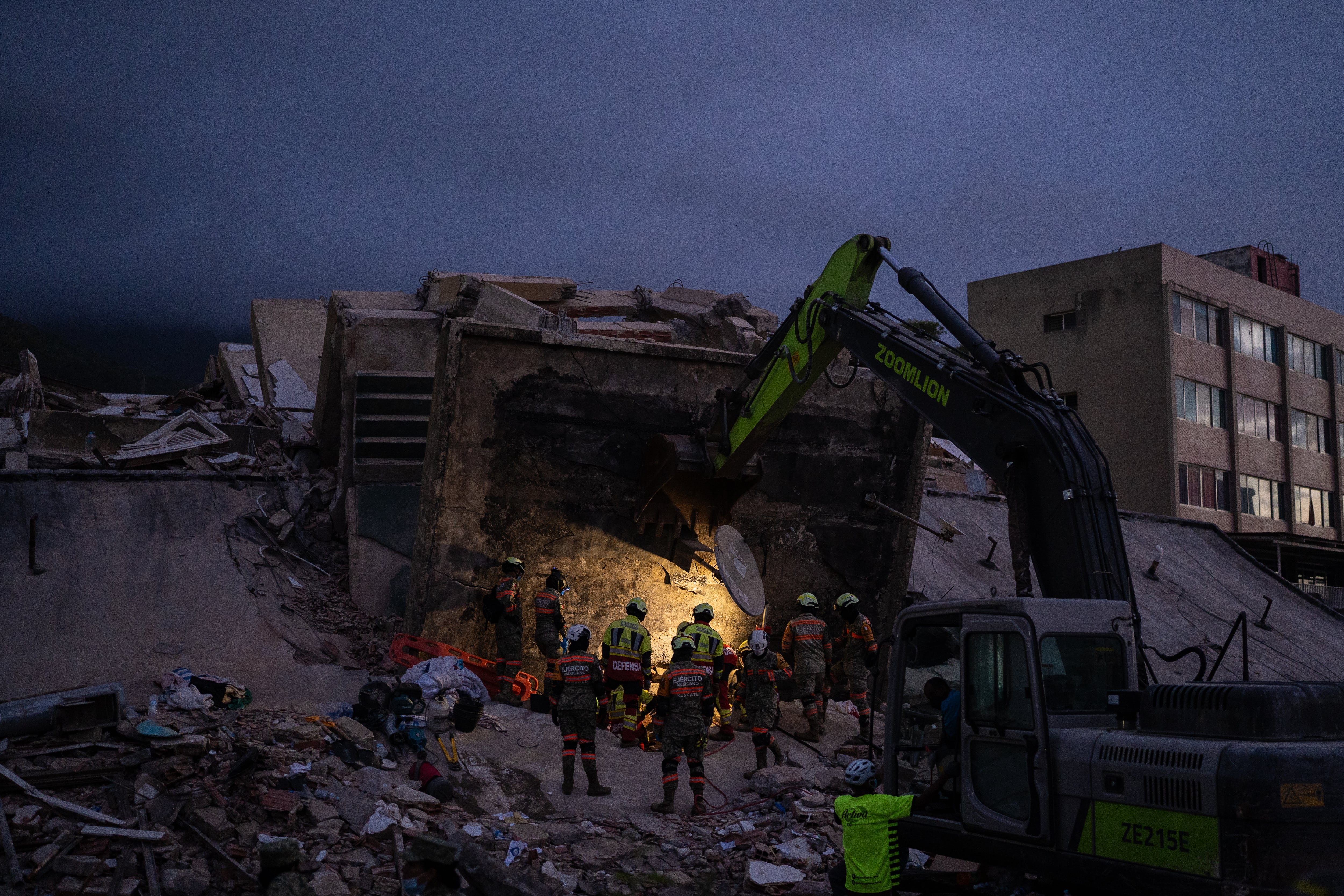 Rescatistas, este sábado en un edificio colapsado por el seísmo en La Guaira.