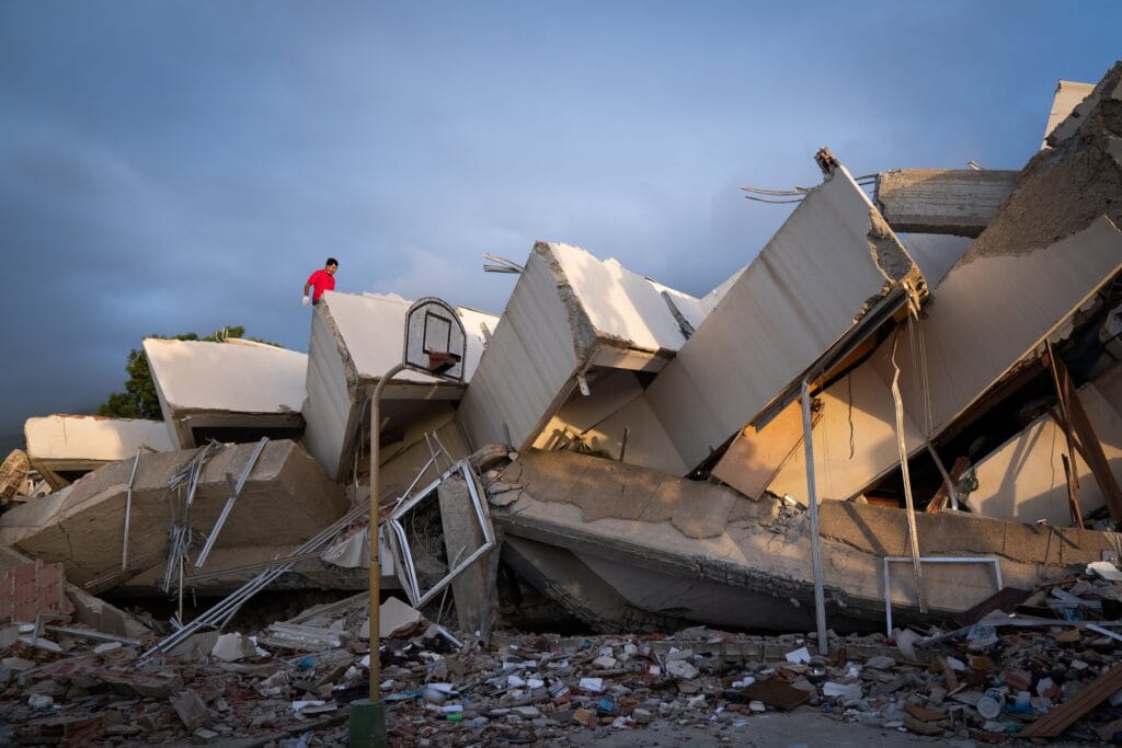 Personal de rescate, este sábado en una estructura colapsada por el terremoto en La Guaira.
