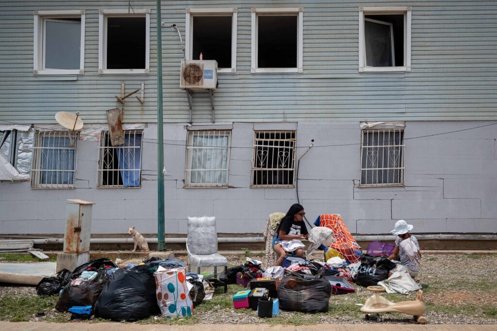 Personas fueron captadas este 28 de junio al esperar frente a un edificio afectado por los terremoto del pasado miércoles, en Catia La Mar (La Guaira, Venezuela) (EFE/Ronald Peña)