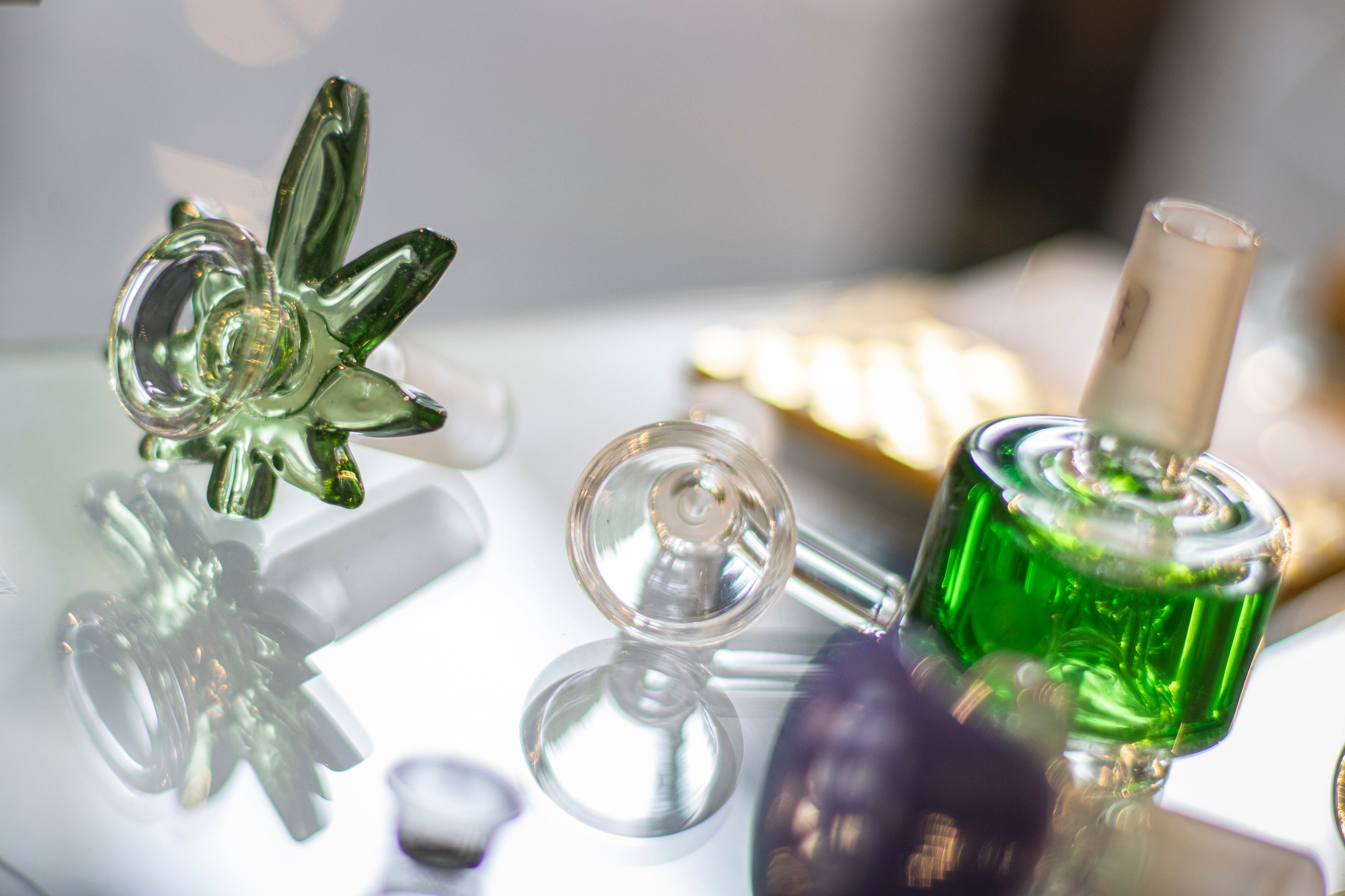 Pipas y productos cannabicos de la tienda 'Chicks'.