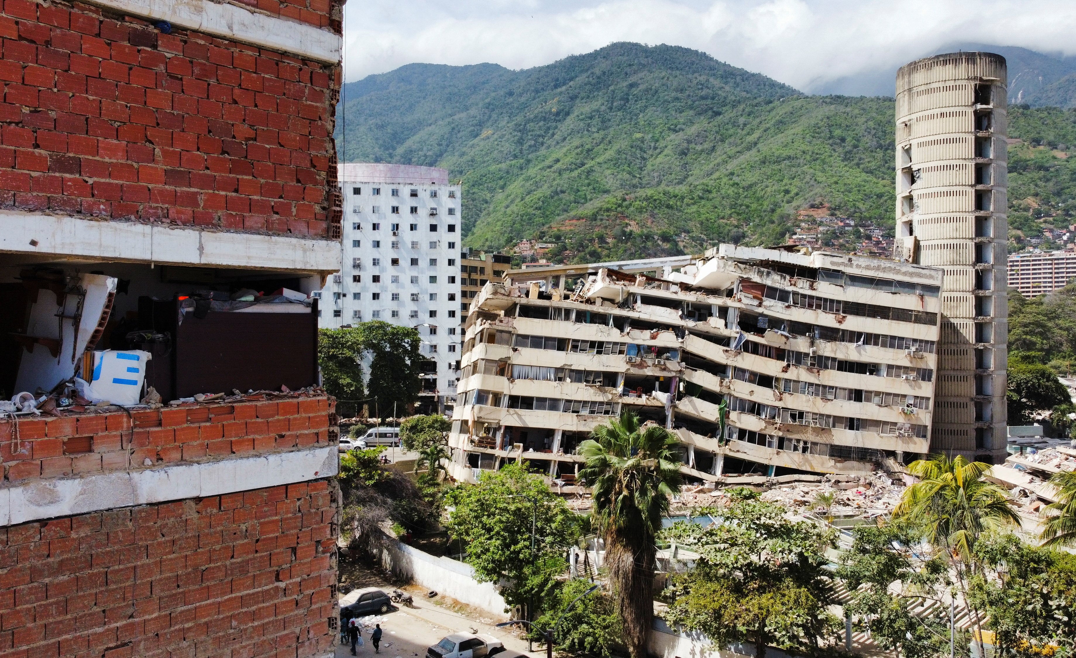 Una imagen tomada desde un dron muestra los edificios destruidos por los terremotos en La Guaira, Venezuela, el 28 de junio de 2026 (REUTERS)