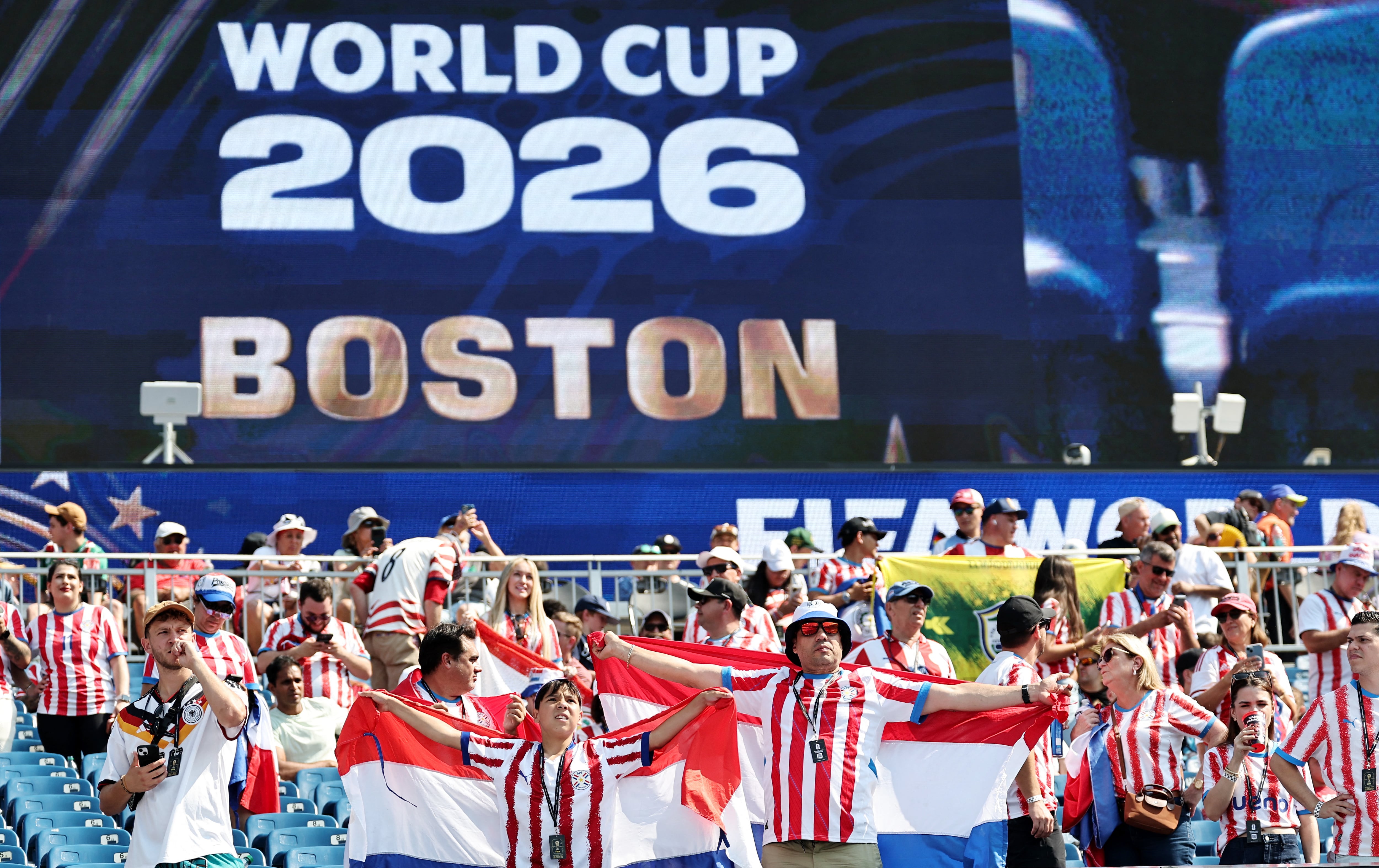 Los hinchas de Paraguay
(Reuters/Winslow Townson)