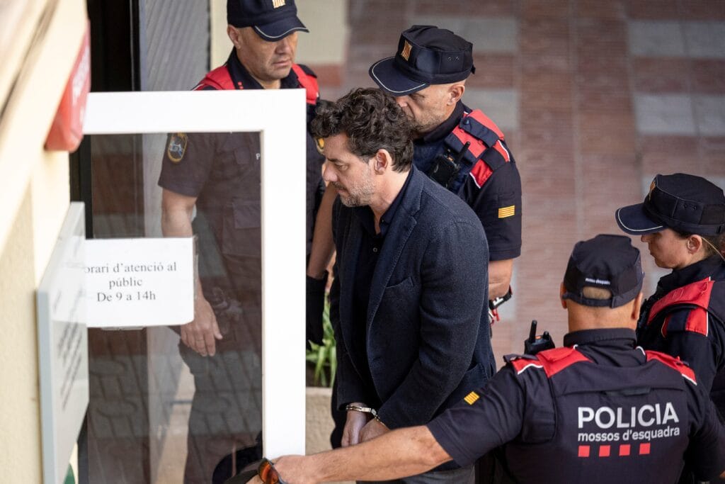 Jonathan Andic entra escoltado a los juzgados de Martorell.