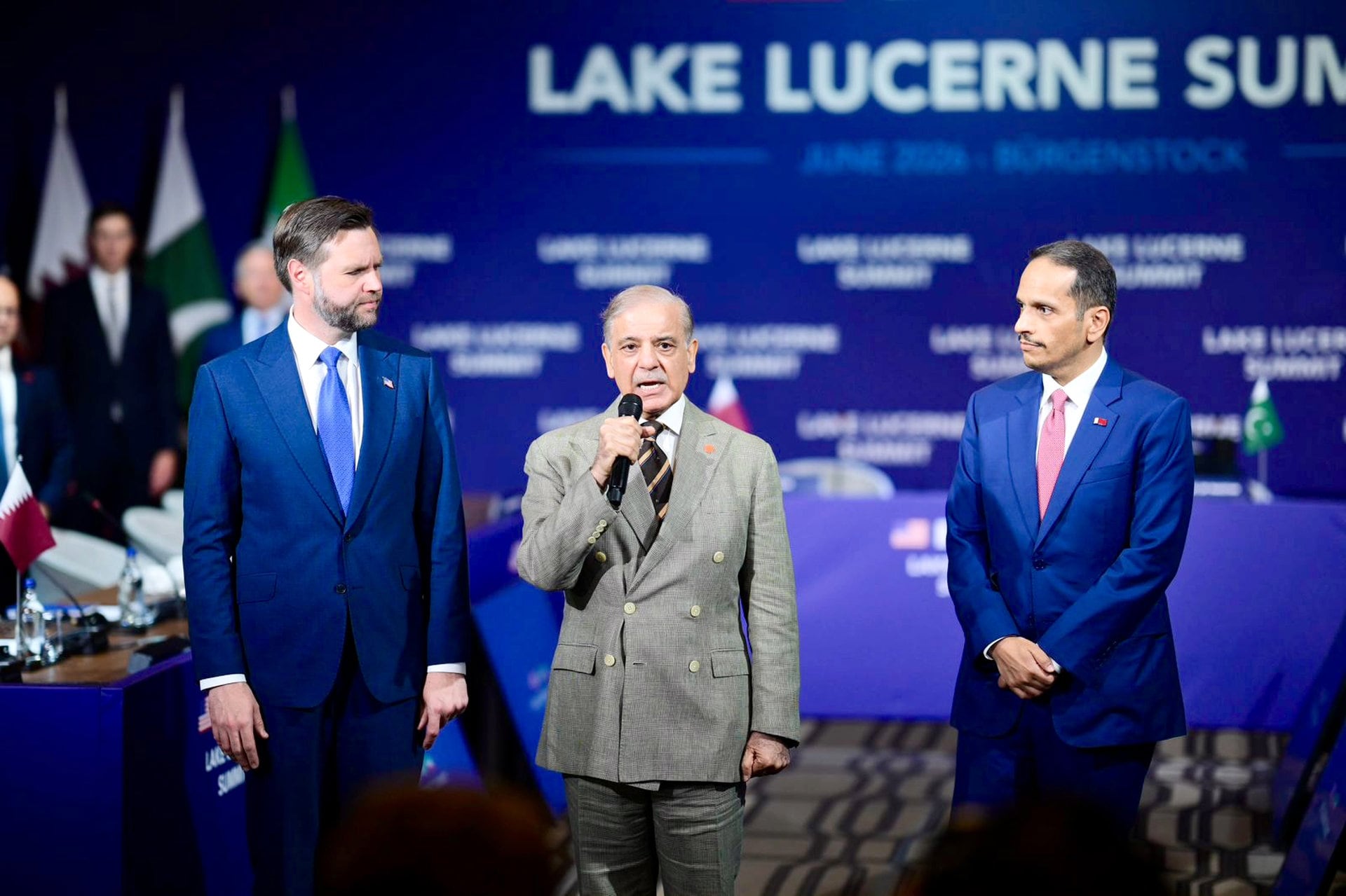 Bürgenstock, Suiza. El primer ministro de Pakistán, Shehbaz Sharif, junto a JD Vance y el jeque Mohammed bin Abdulrahman al-Thani, previo al inicio de las conversaciones técnicas entre EEUU e Irán. (Europa Press/Contacto/Hussain Ali)
