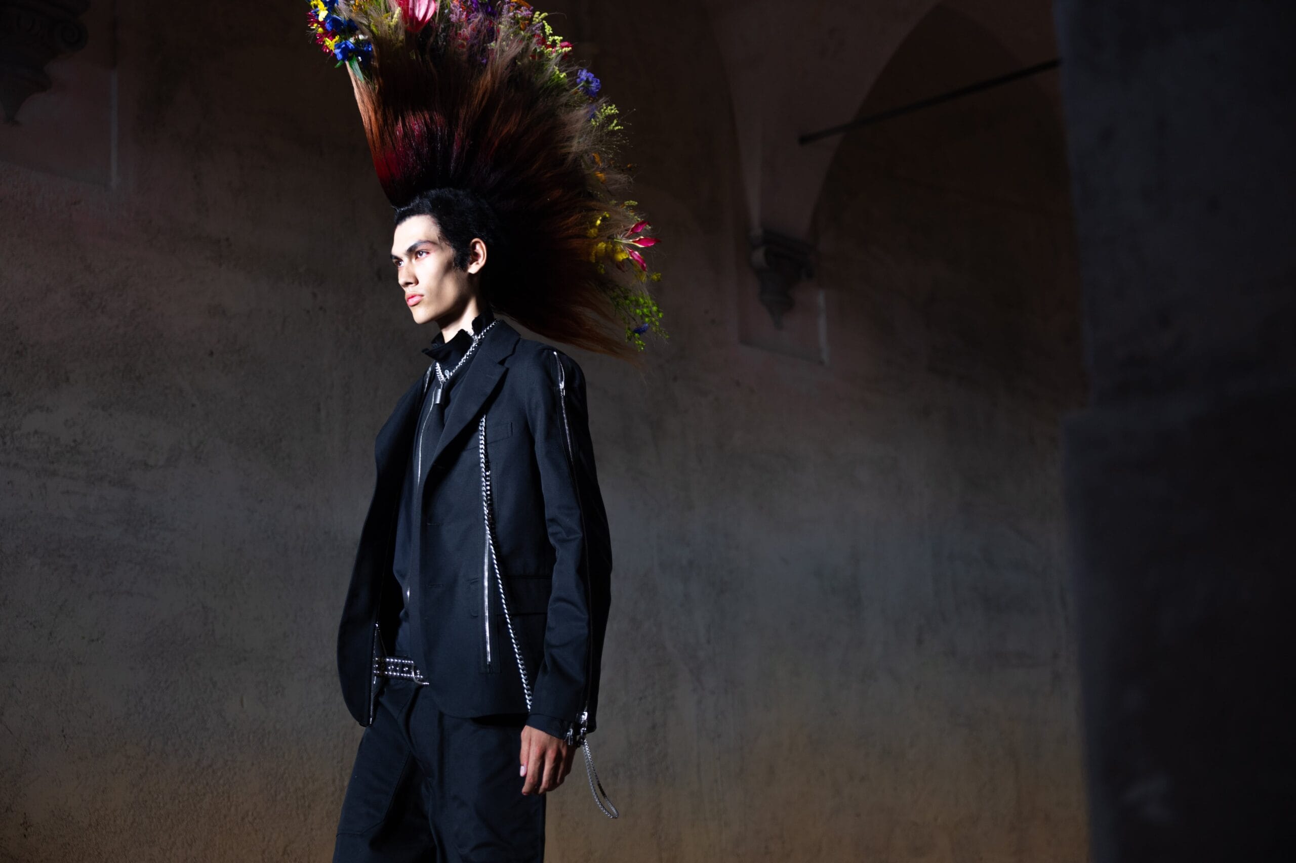 ¿Crestas y faldas contra la crisis de la moda masculina? Pitti Uomo reivindica la rebeldía clásica