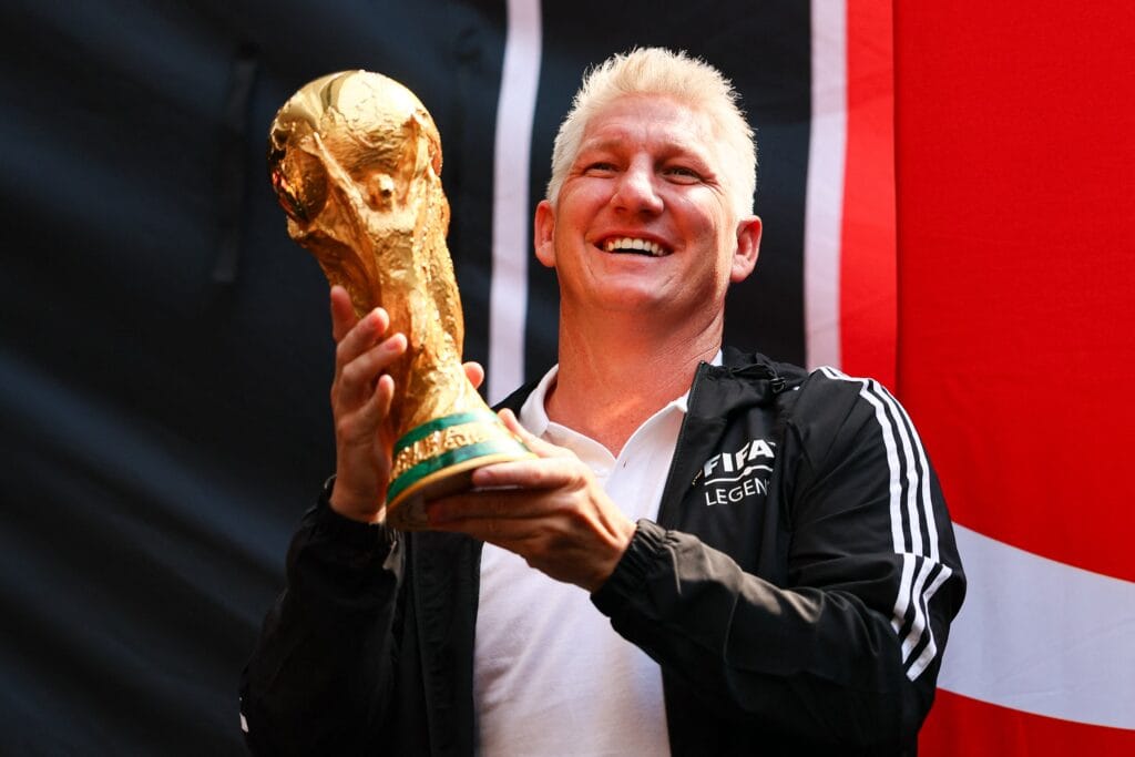 Bastian Schweinsteiger con el trofeo que levantó en Brasil 2014 (Caean Couto-Imagn Images)