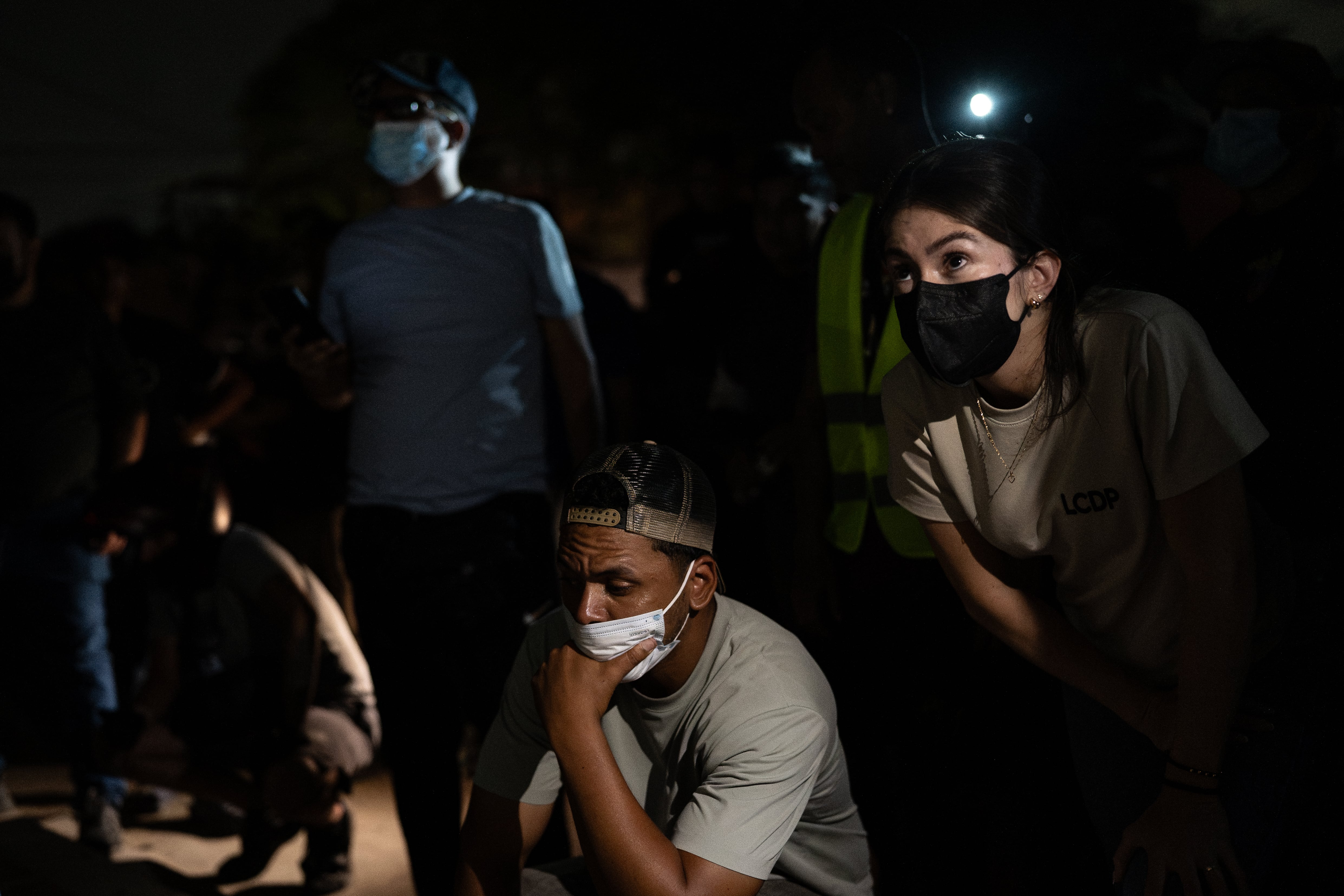 Varias personas esperan la confirmación de un posible sobreviviente frente a un edificio colapsado, en La Guaira.