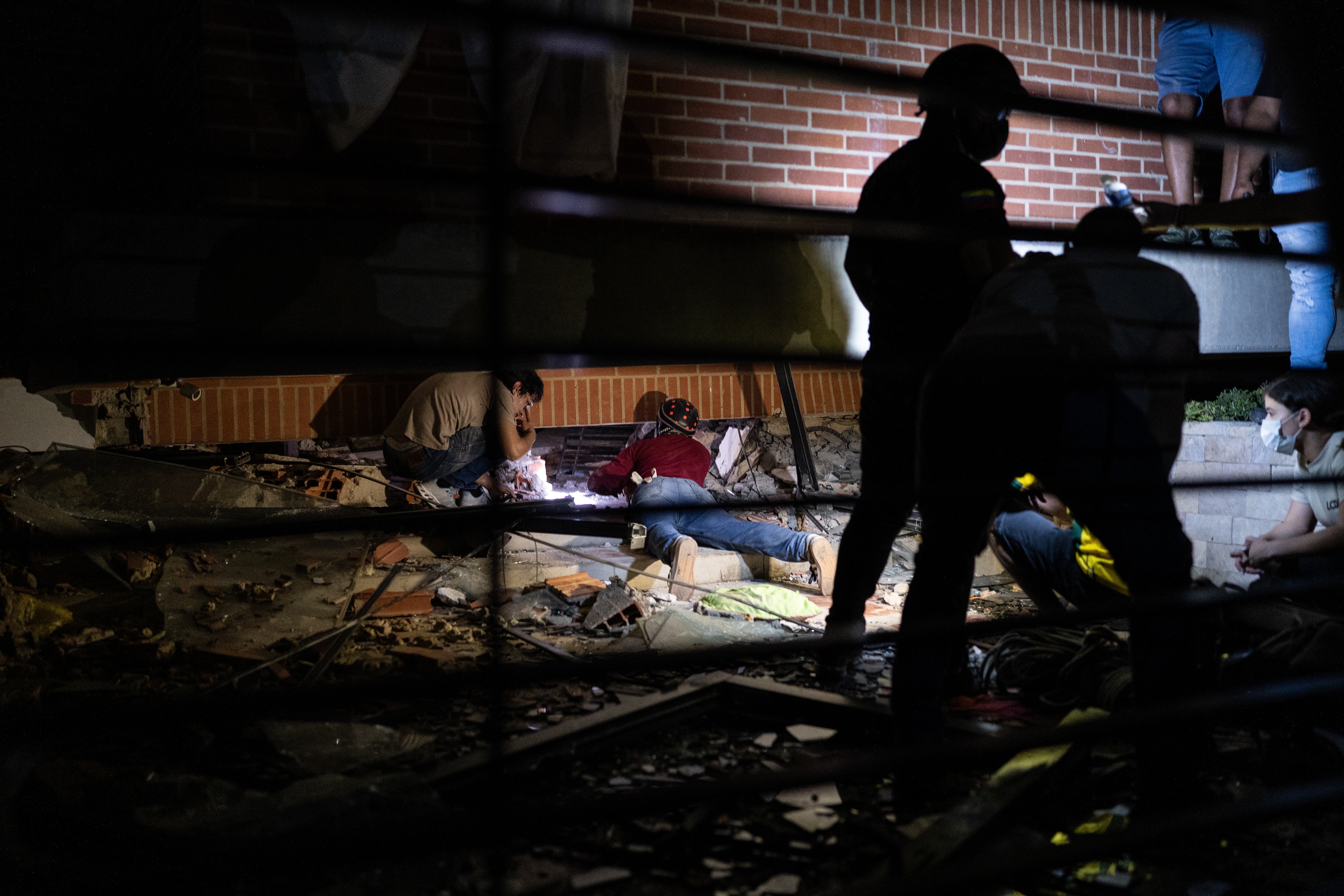 Búsqueda de posibles sobrevivientes en un edificio colapsado, en La Guaira.