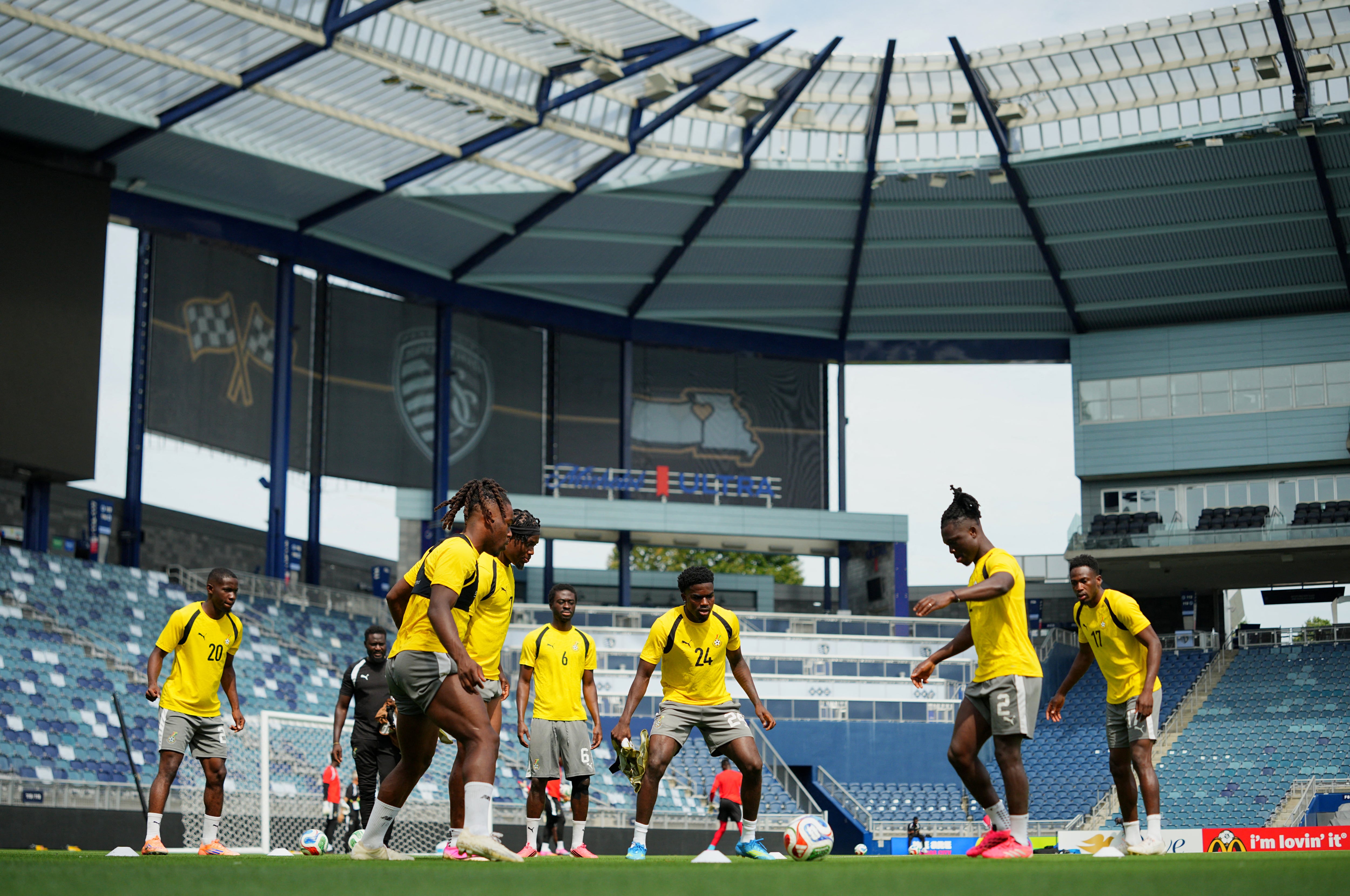 Ernest Nuamah de Ghana junto a sus compañeros durante la práctica - crédito Jay Biggerstaff/IMAGN IMAGES vía Reuters