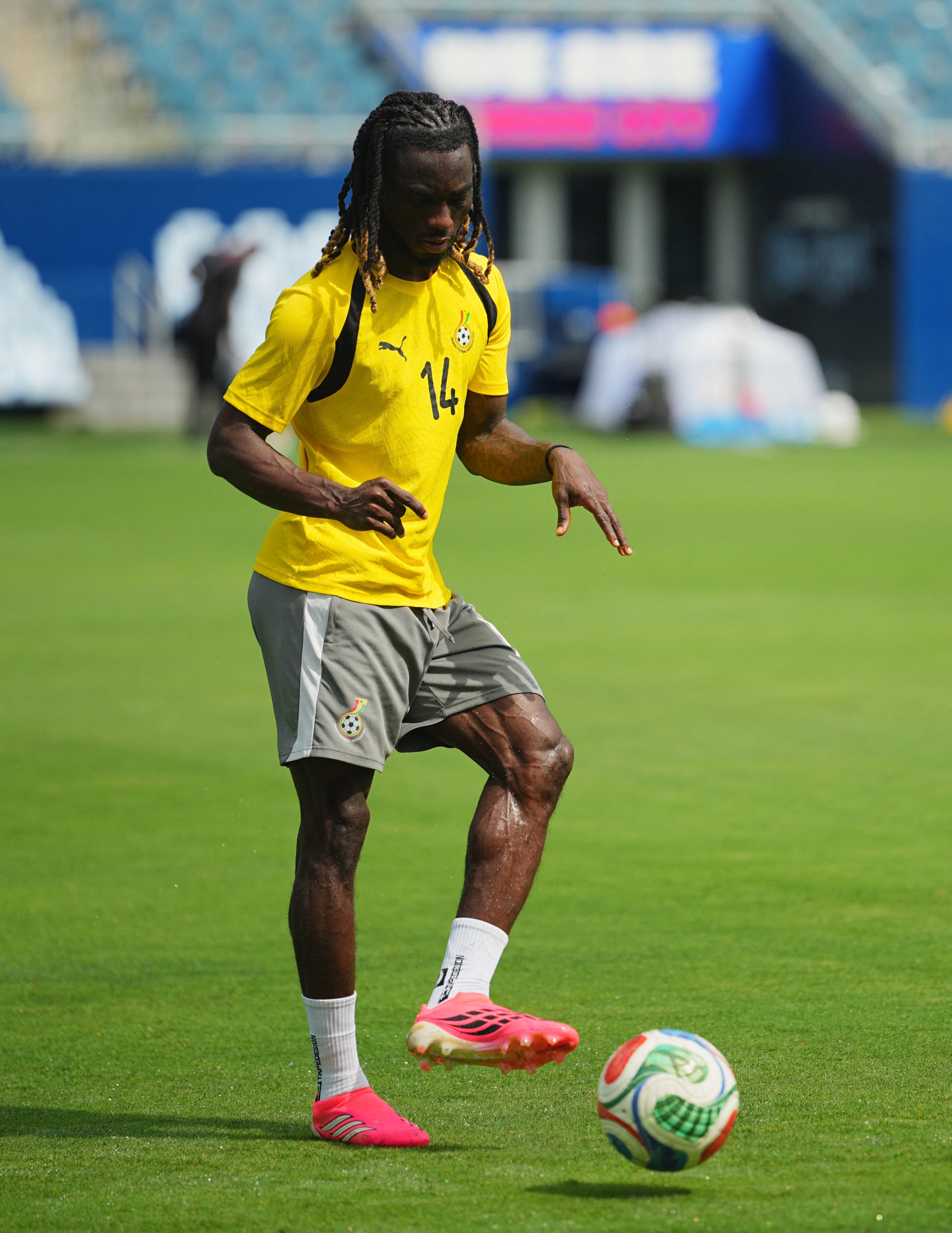 Gideon Mensah de Ghana durante la práctica - crédito Jay Biggerstaff/IMAGN IMAGES vía Reuters