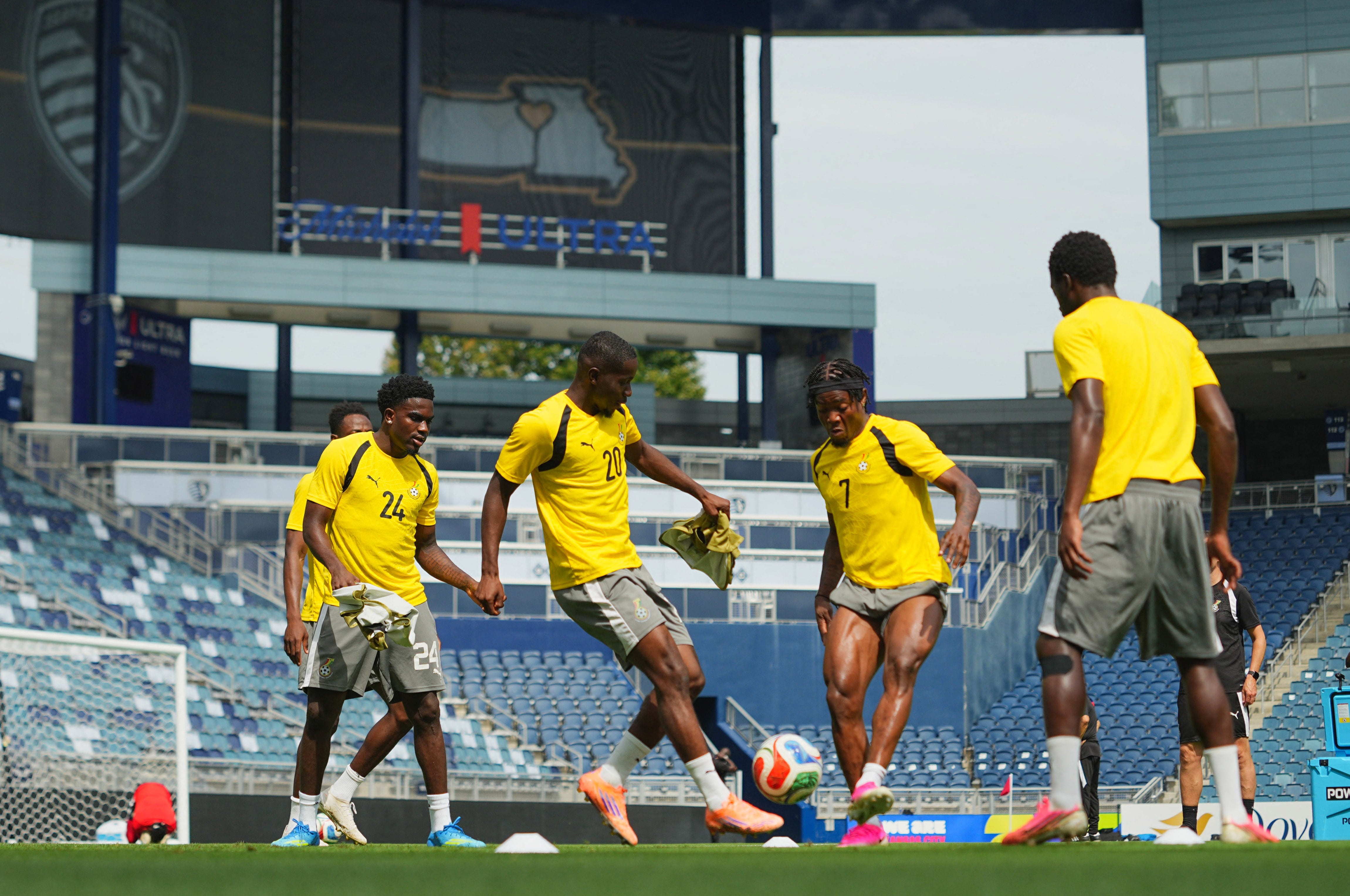 Augustine Boakye, Abdul Fatawu y Ernest Nuamah de Ghana durante la práctica - crédito Jay Biggerstaff/IMAGN IMAGES vía Reuters