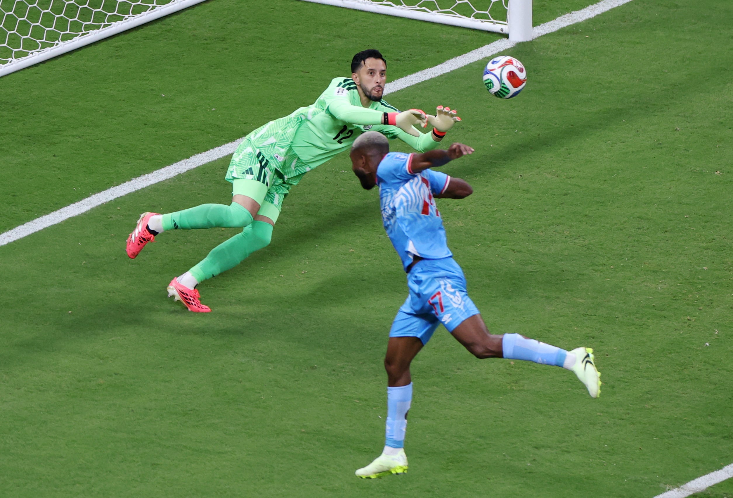 Camilo Vargas atajando una pelota a Cedric Bakambu-crédito Raquel Cunha/REUTERS