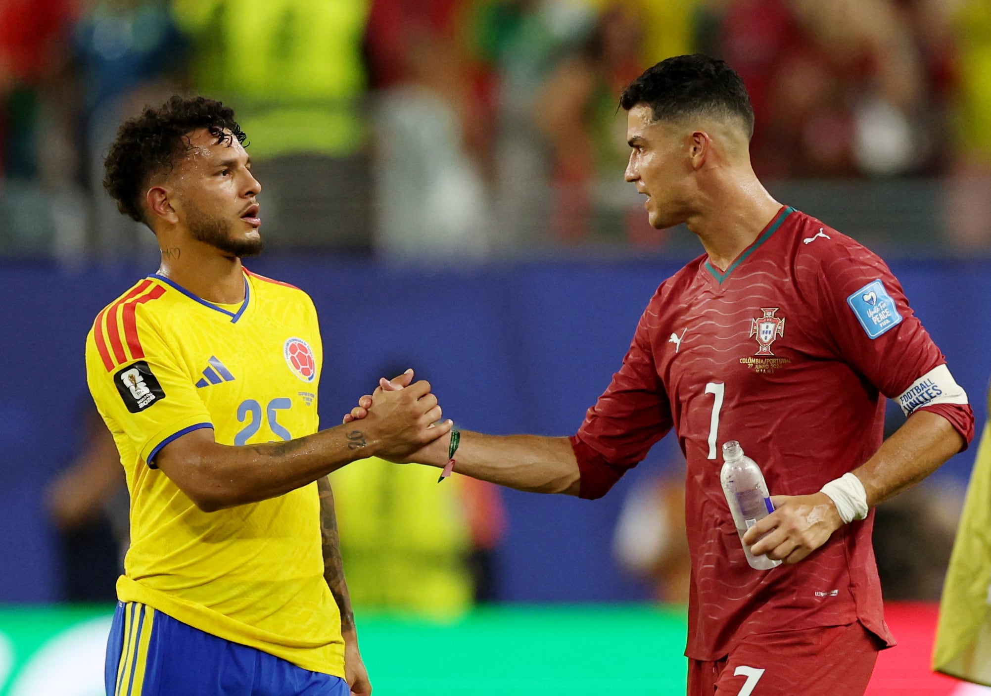 Fútbol - Copa Mundial de la FIFA 2026 - Grupo K - Colombia vs Portugal - Estadio Miami, Miami Gardens, Florida, EE. UU. - 27 de junio de 2026. Luis Suárez de Colombia estrecha la mano de Cristiano Ronaldo de Portugal después del partido. REUTERS/Paul Childs