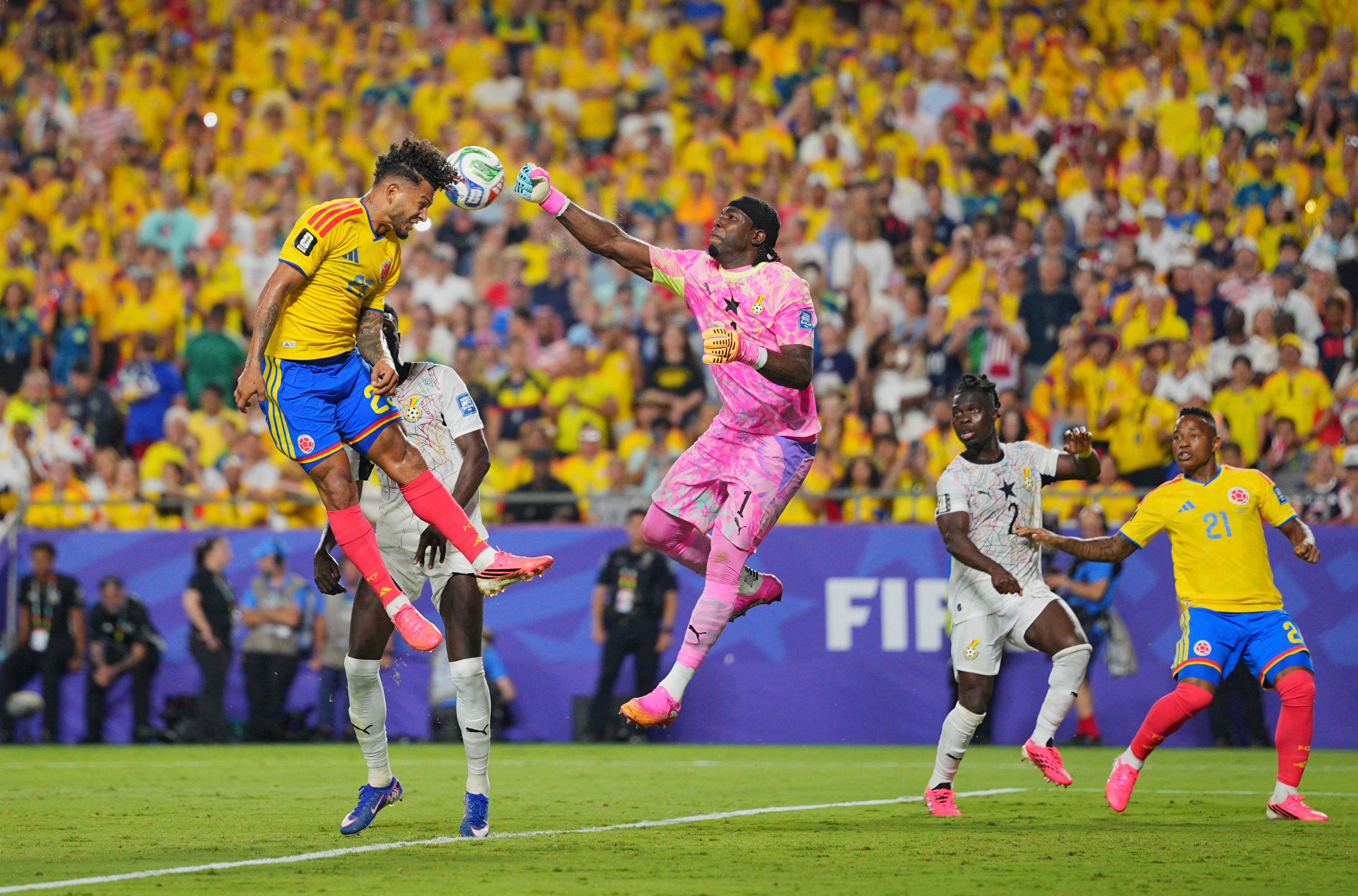 Fútbol - Copa Mundial de la FIFA 2026 - Dieciseisavos de final - Colombia vs Ghana - Estadio Kansas City, Kansas City, Misuri, EEUU - 3 de julio de 2026. Lawrence Ati-Zigi, de Ghana, en acción junto a Luis Suárez, de Colombia. IMAGN IMAGES vía Reuters/Jay Biggerstaff