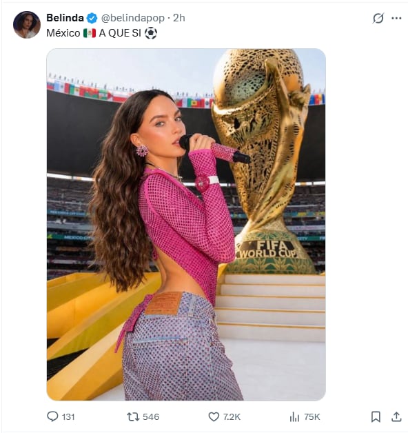 Belinda, con un micrófono en mano, posa junto a una réplica de la Copa Mundial de la FIFA en un estadio, enviando un mensaje de apoyo a la Selección Mexicana. (@belindapop)