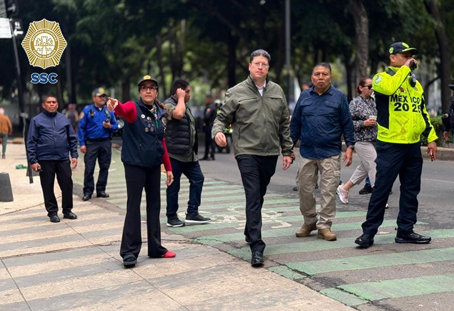 El secretario Pablo Vázquez Camacho, acompañado de otros funcionarios de la SSC, supervisa los filtros de seguridad y cierres viales en el corredor de Paseo de la Reforma, Ciudad de México. (@SSC_CDMX)